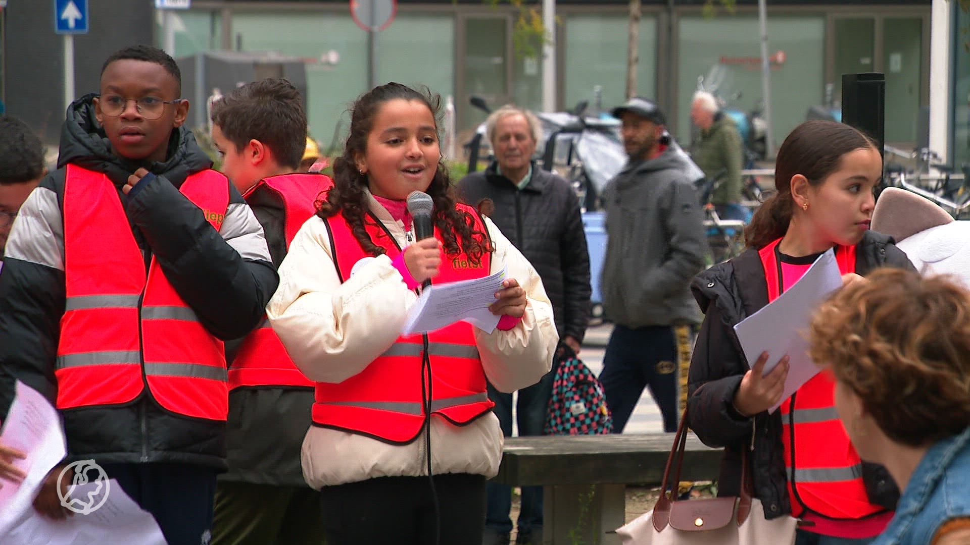 Honderden kinderen voeren actie om veiligere buurt rondom school
