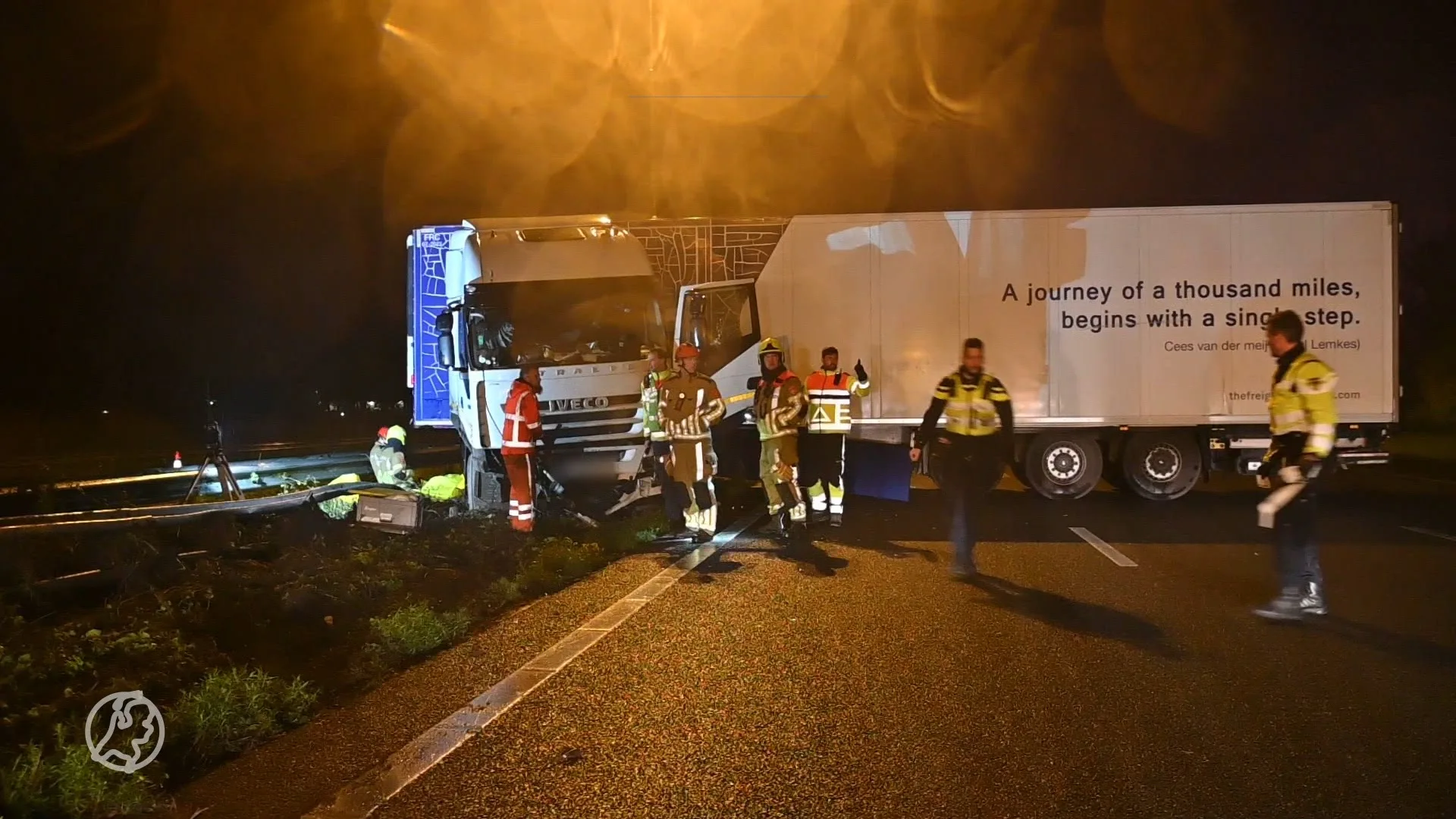 Vrachtwagen rijdt door vangrail A16