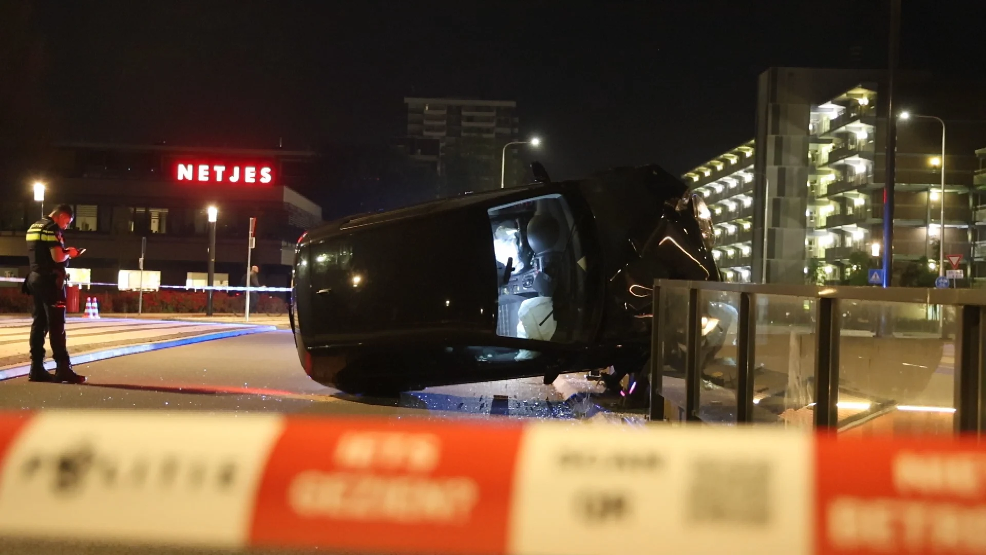 Hek voorkomt nog net dat auto naar beneden stort op spoor Amstelveen