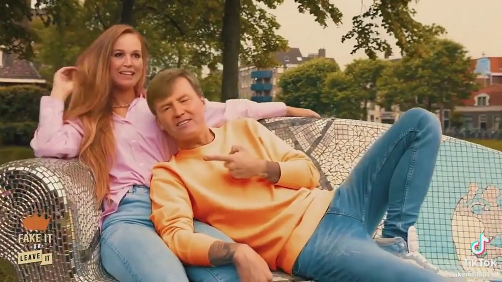 Koning Willem-Alexander schittert in videoclip 'Ik Ga Zwemmen'