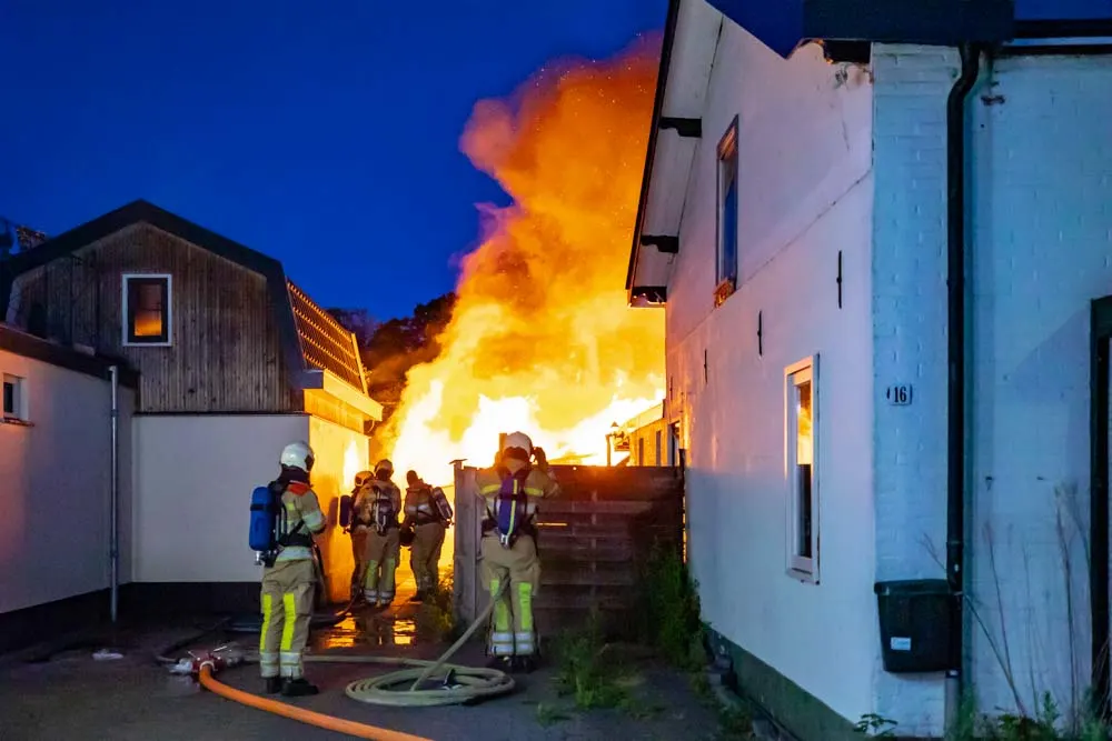 Bewoners redden honden uit brandende kennel in Baarn, raken zelf gewond