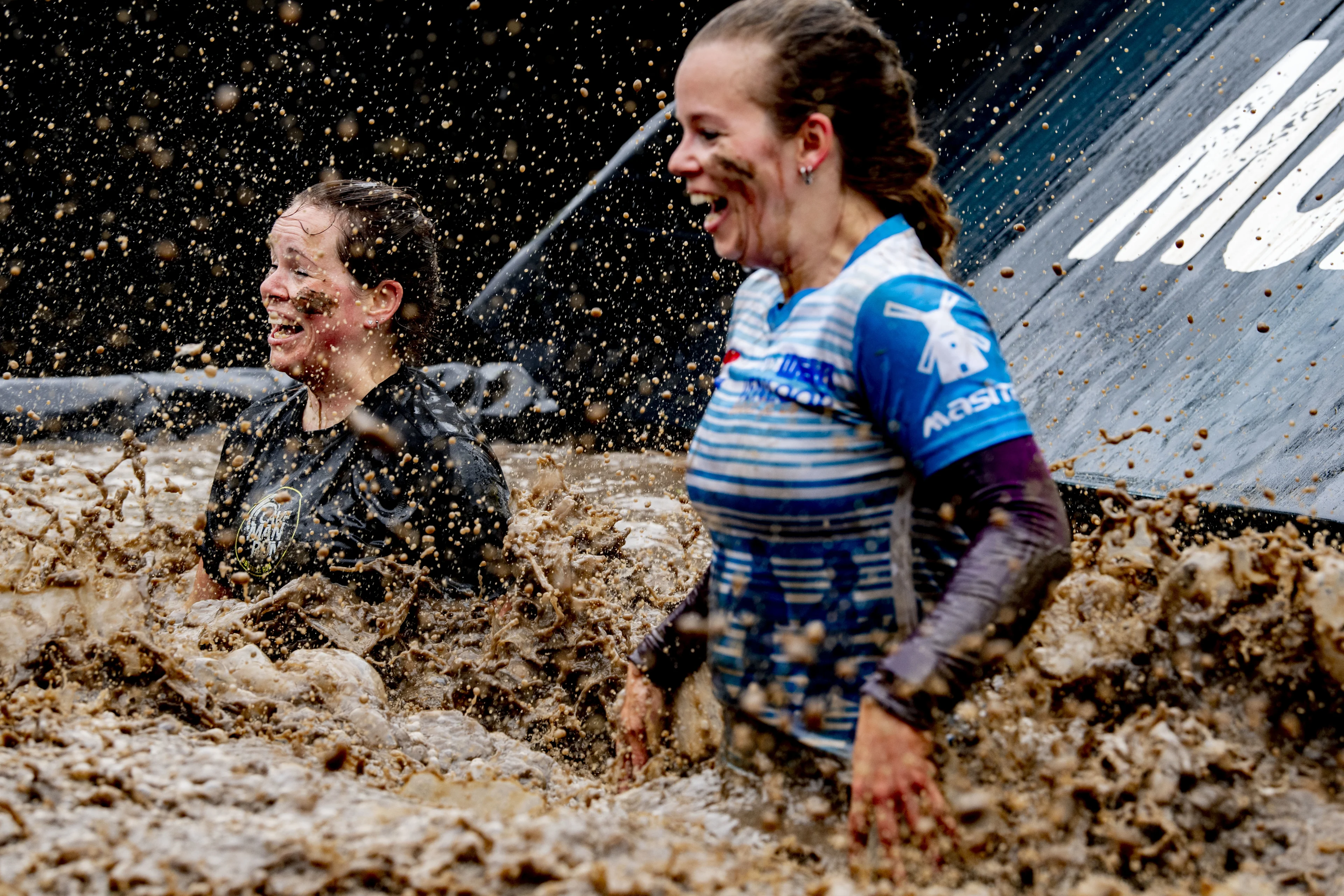 Duizenden mensen rennen door de modder om de maatschappij weer te openen