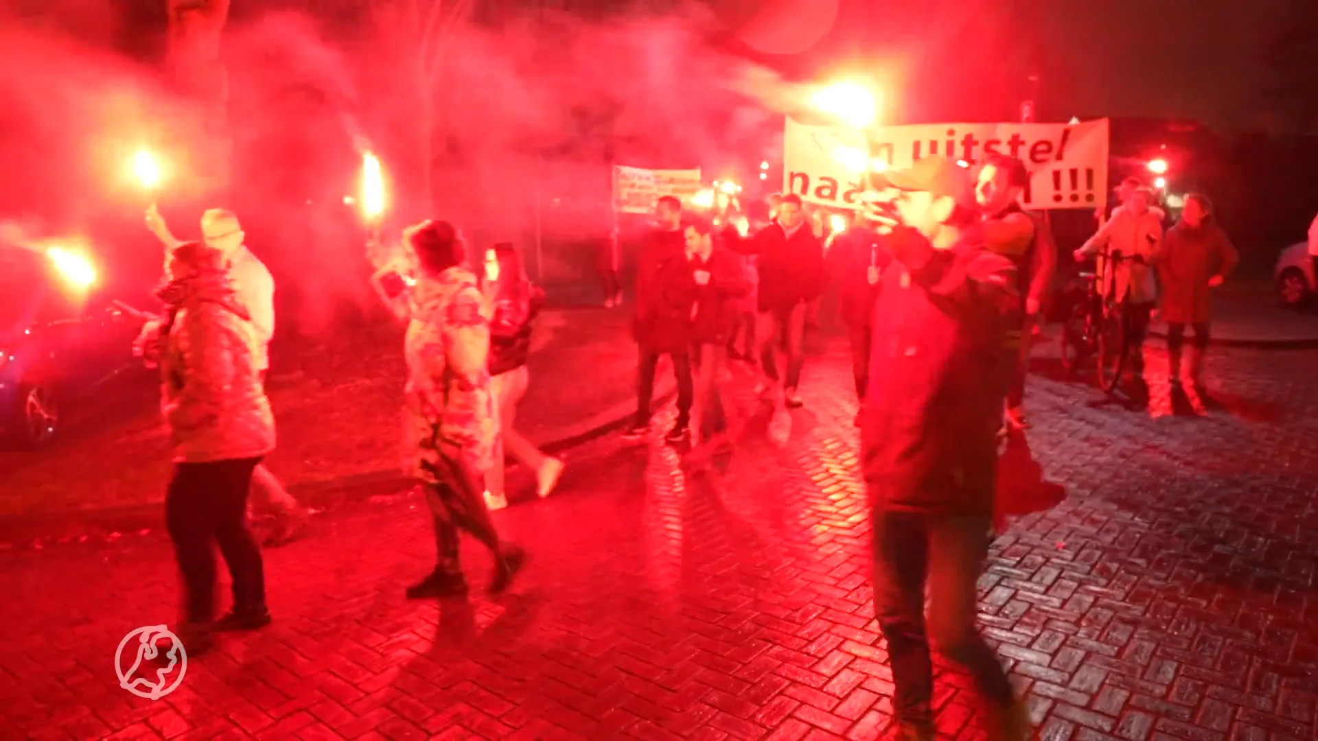 Protest met tractor, fakkels en sirenes in Oss tegen vluchtelingenopvang