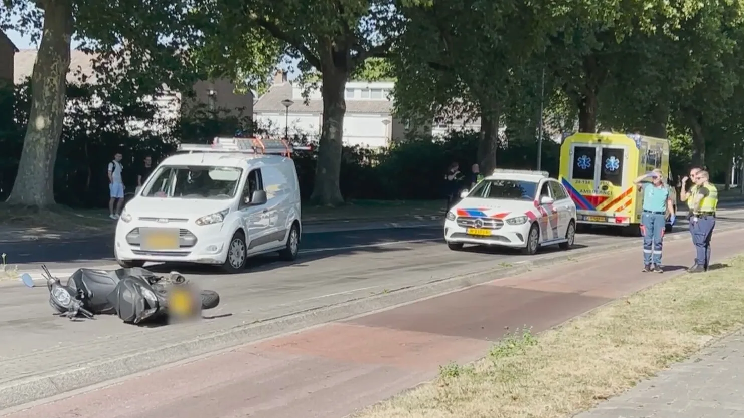Verkeersruzie loopt uit de hand: busje rijdt in op scooter, gevolgd door zware mishandeling