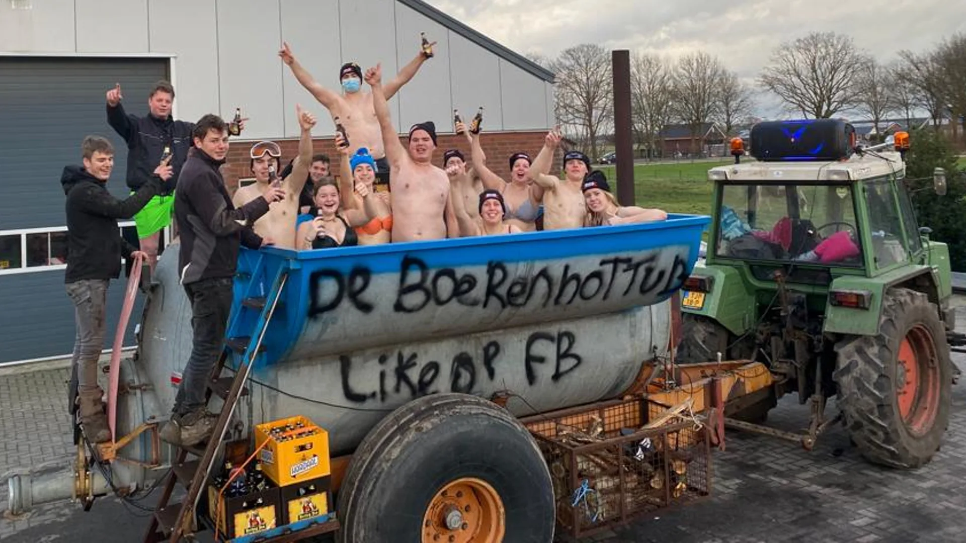 Vriendengroep rijdt met 'giertank-jacuzzi' door straten van Volkel