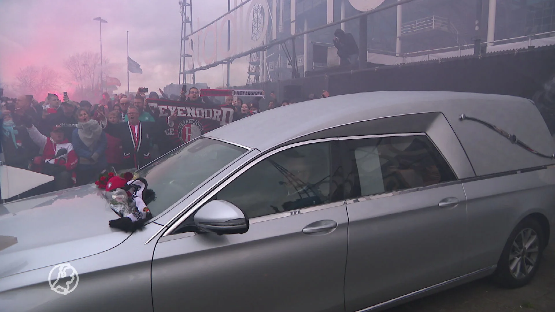 Duizenden Feyenoord-fans brengen indrukwekkend eerbetoon aan clubicoon Wim Jansen