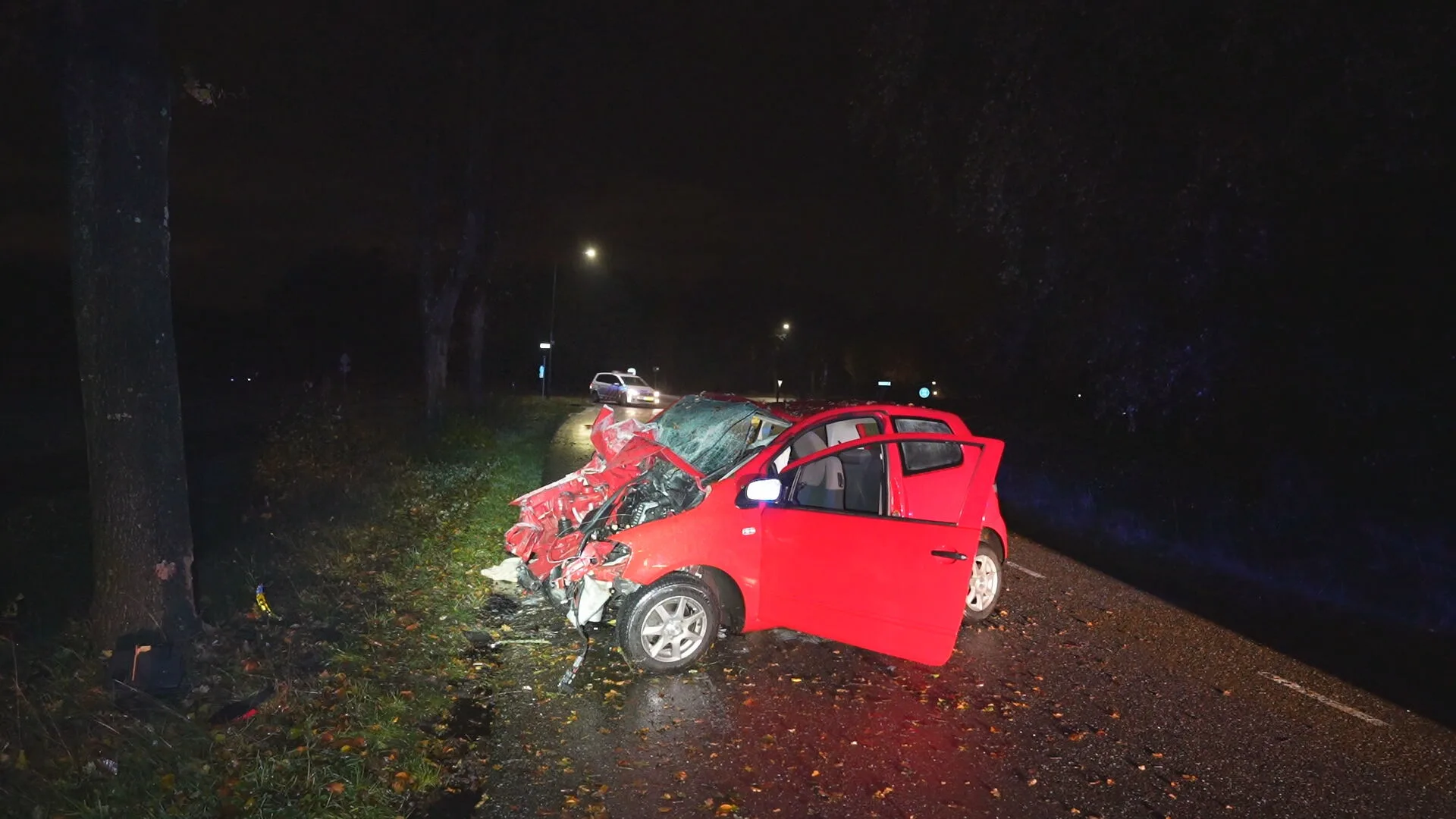 Vrouw zwaargewond achtergelaten na uitwijken slingerende tegenligger