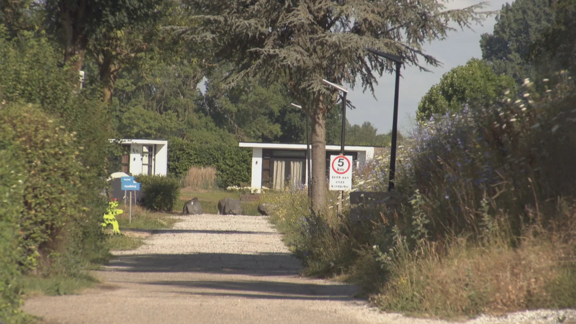 Persoon overleden in woning in Kesteren, vier verdachten aangehouden