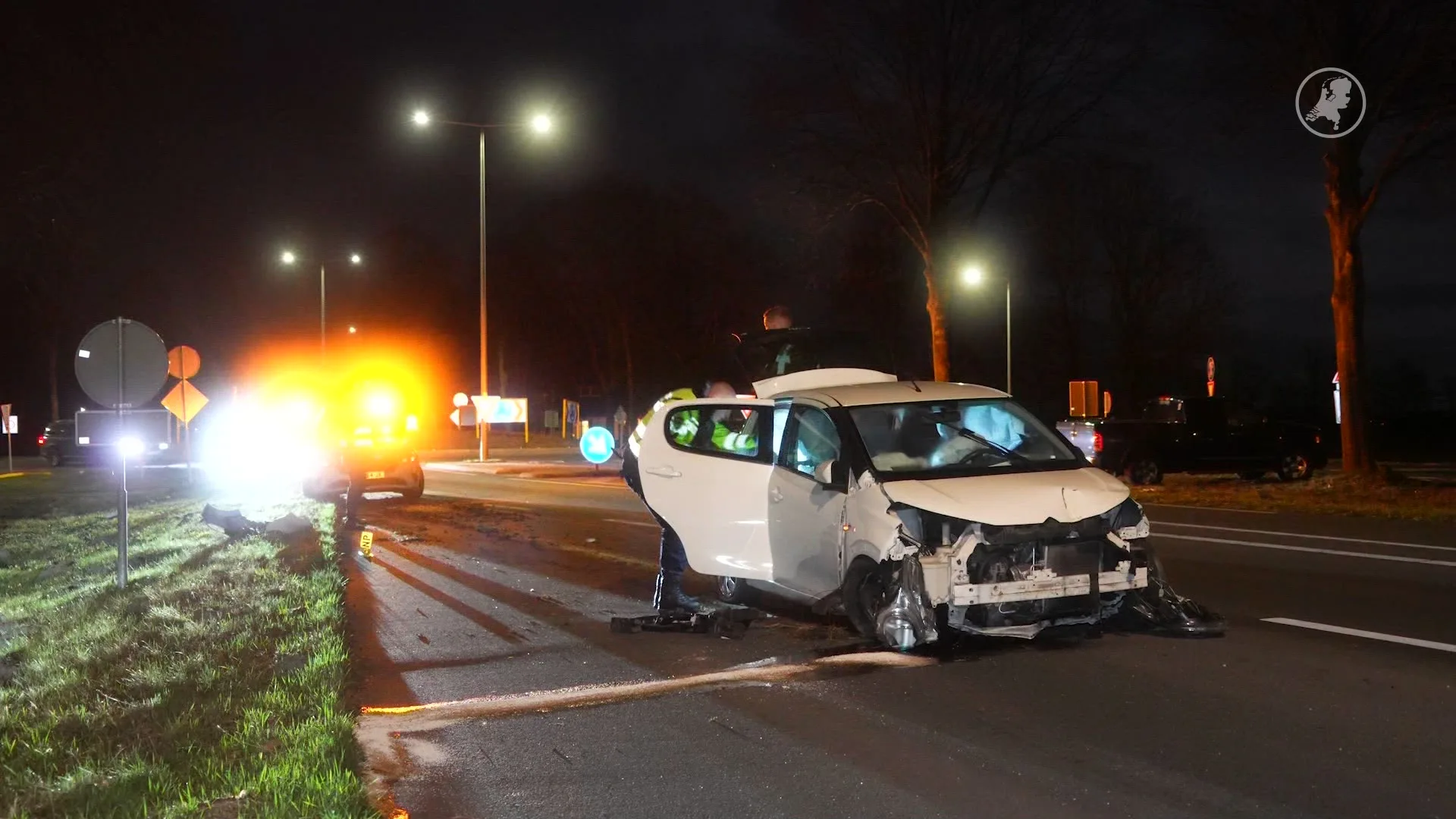 Auto ramt borden en schiet over rotonde: bestuurder naar ziekenhuis