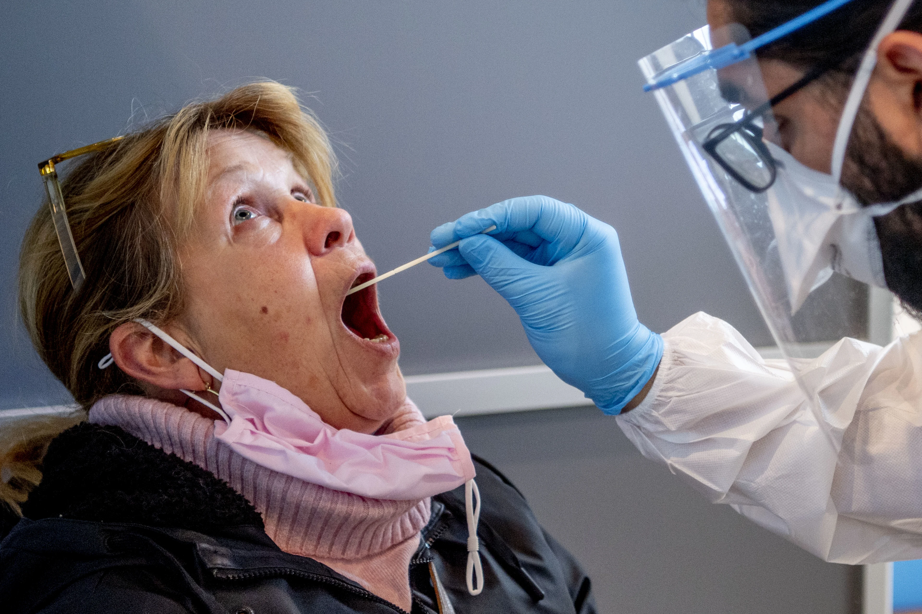 Aantal coronapatiënten in ziekenhuizen blijft gelijk, minder positieve tests