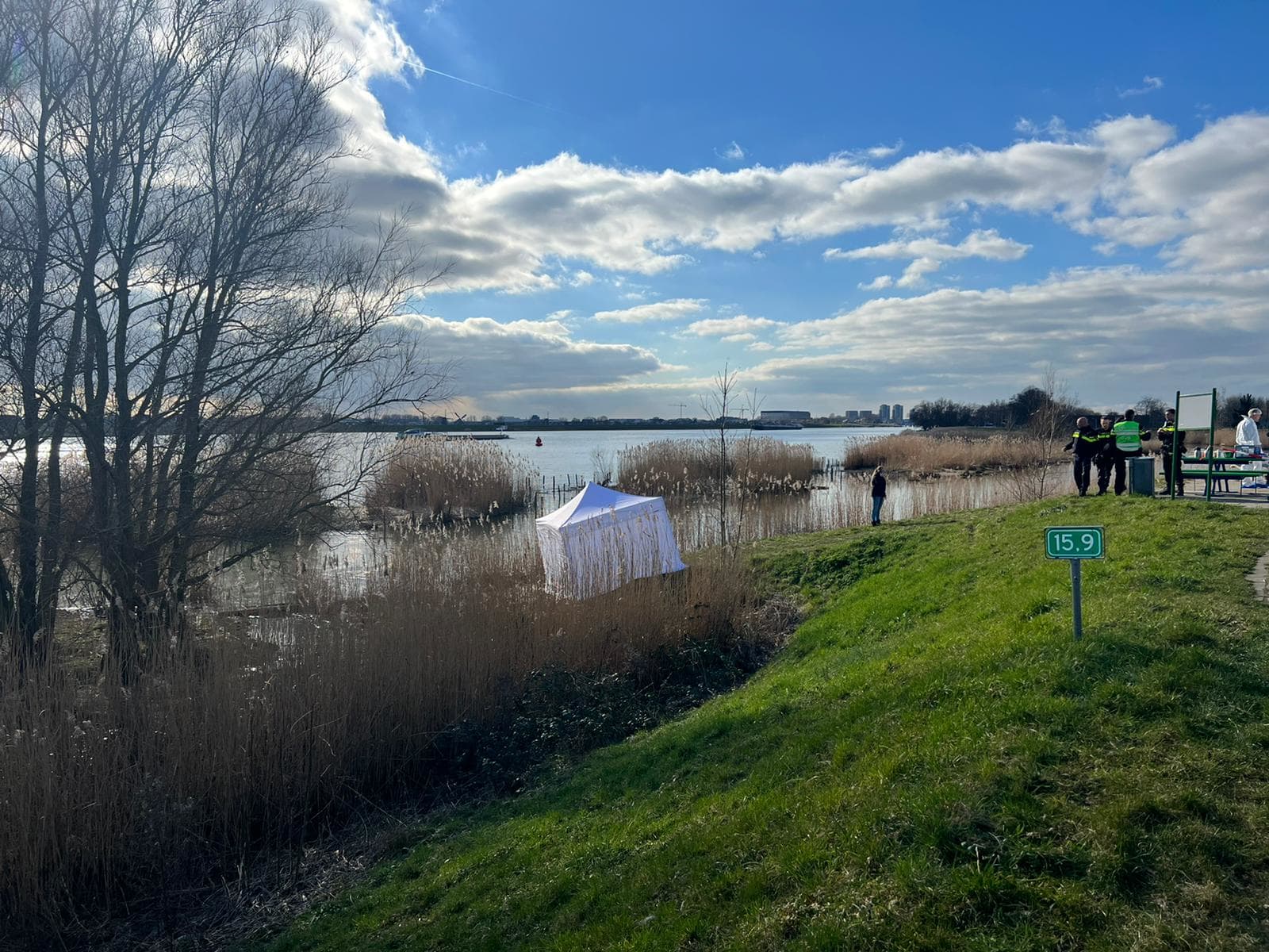 Dode baby gevonden in het water bij Lekkerkerk