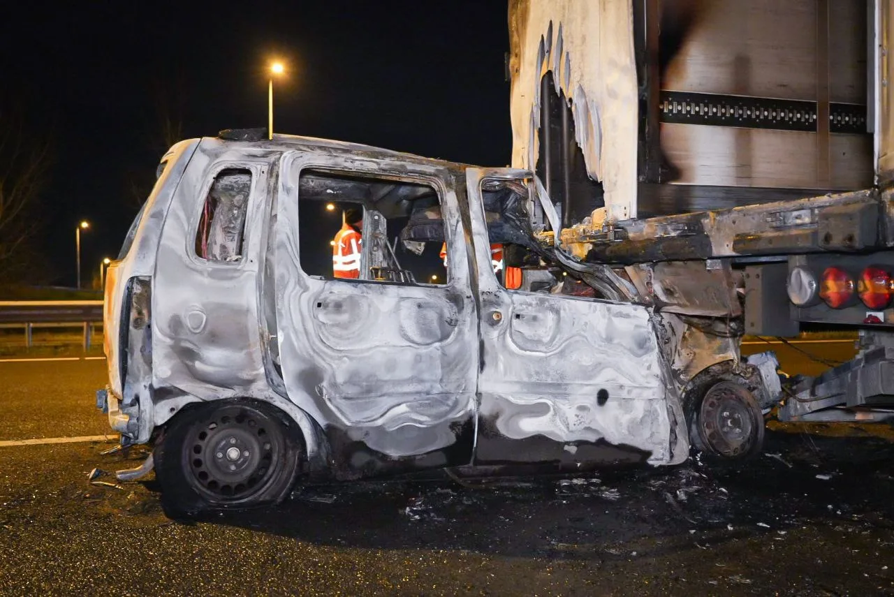 Bewusteloze bestuurder door omstanders uit auto gehaald die daarna in brand vliegt