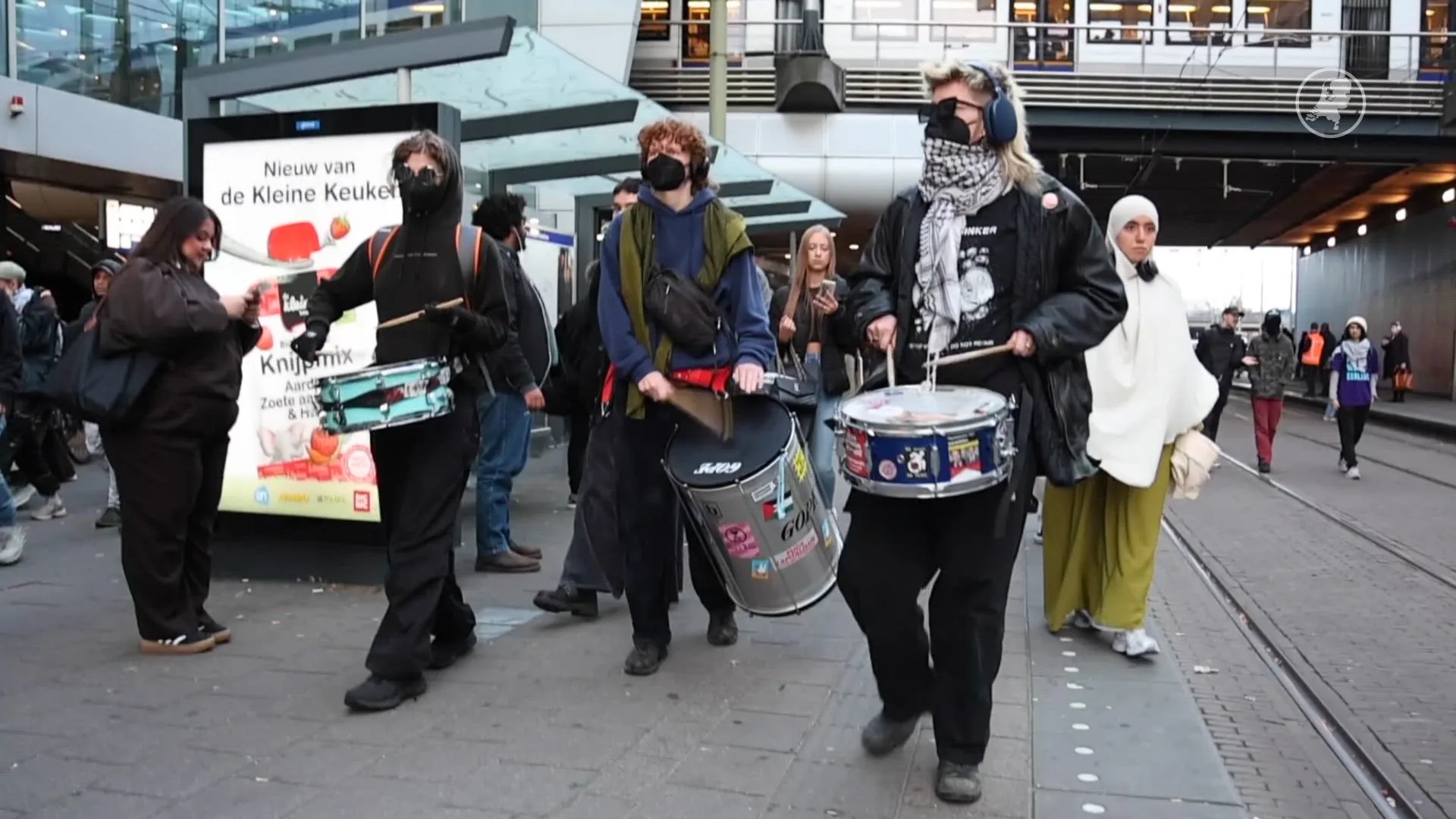 Demonstranten blokkeren treinsporen bij Den Haag Centraal