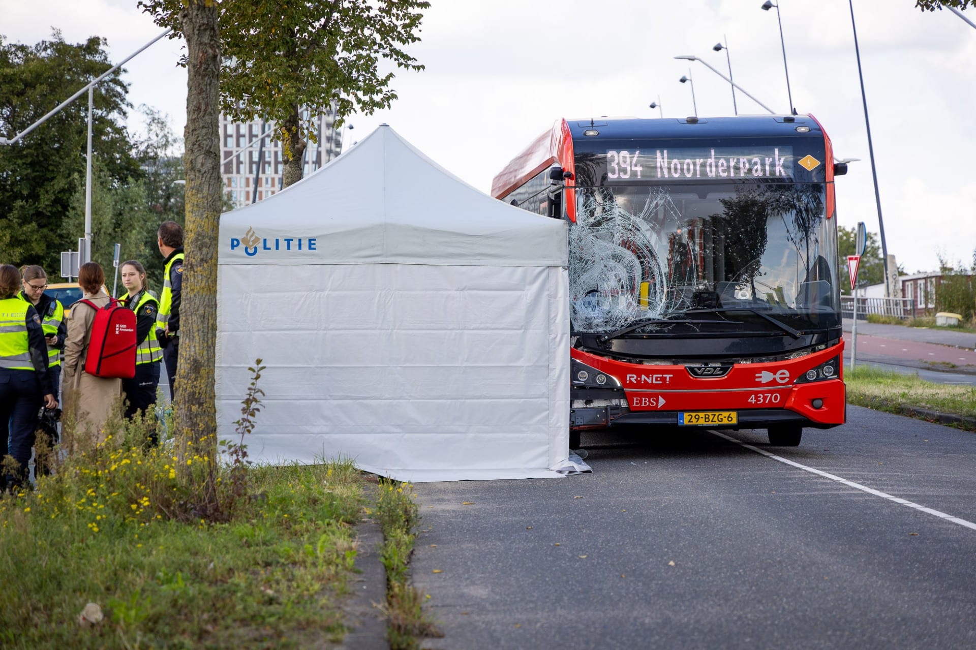 Voetganger omgekomen door botsing met lijnbus in Amsterdam