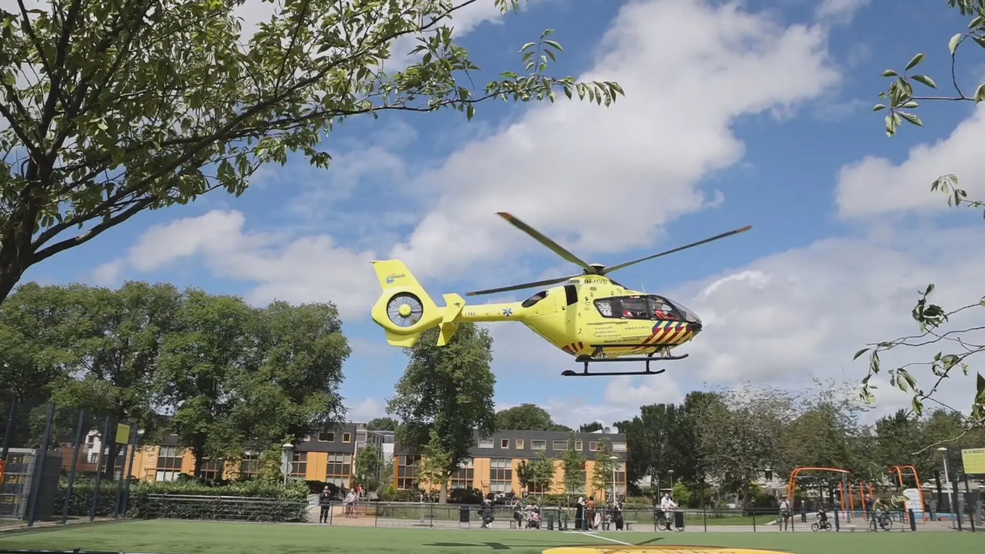 Kind valt van drie hoog uit raam van portiekwoning in Den Haag