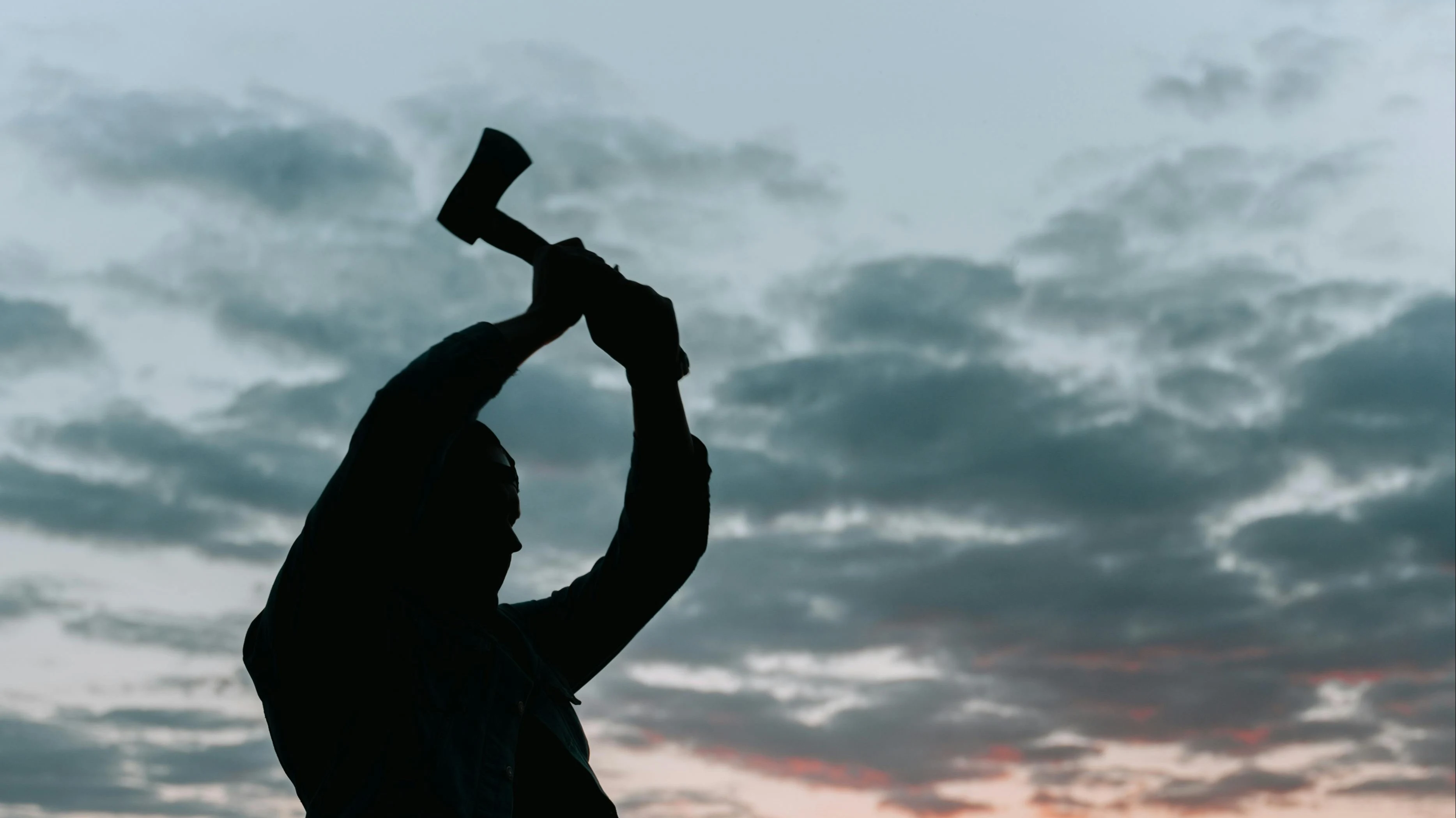 84-jarige slaat buurvrouw (82) met bijl op hoofd, slachtoffer naar ziekenhuis