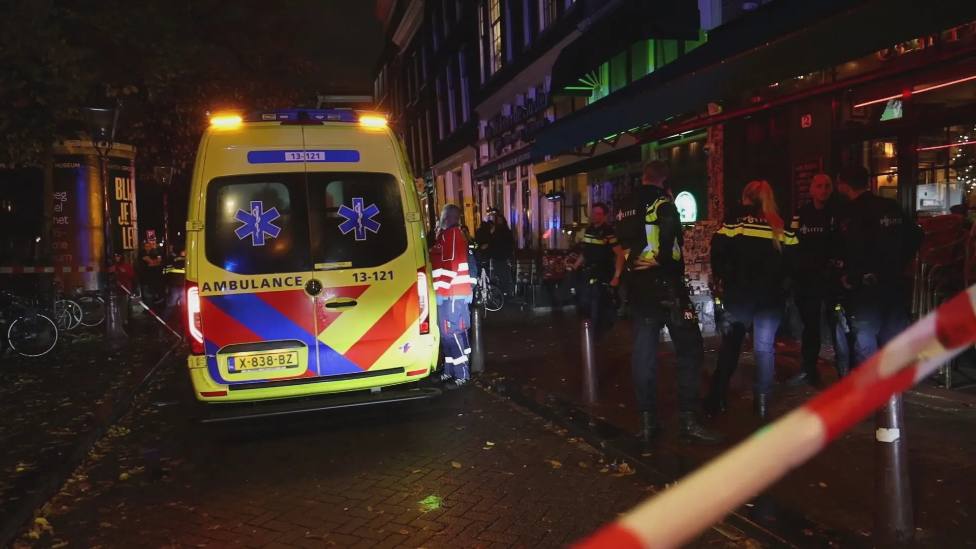 Slachtoffer schietpartij bij coffeeshop Amsterdam overleden