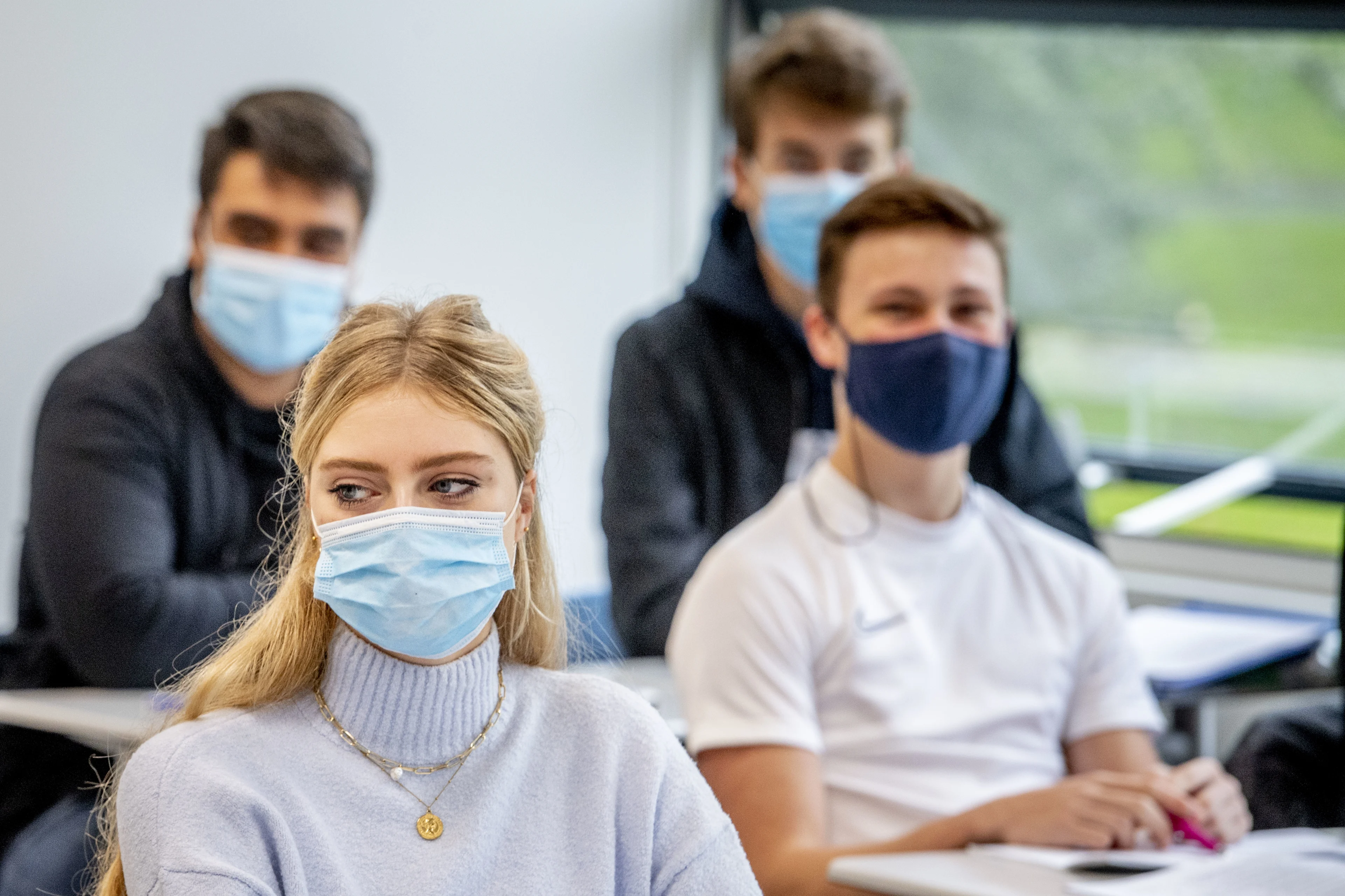 Red Team slaat alarm: besmettingen onder tieners erg hoog, sluit alle scholen