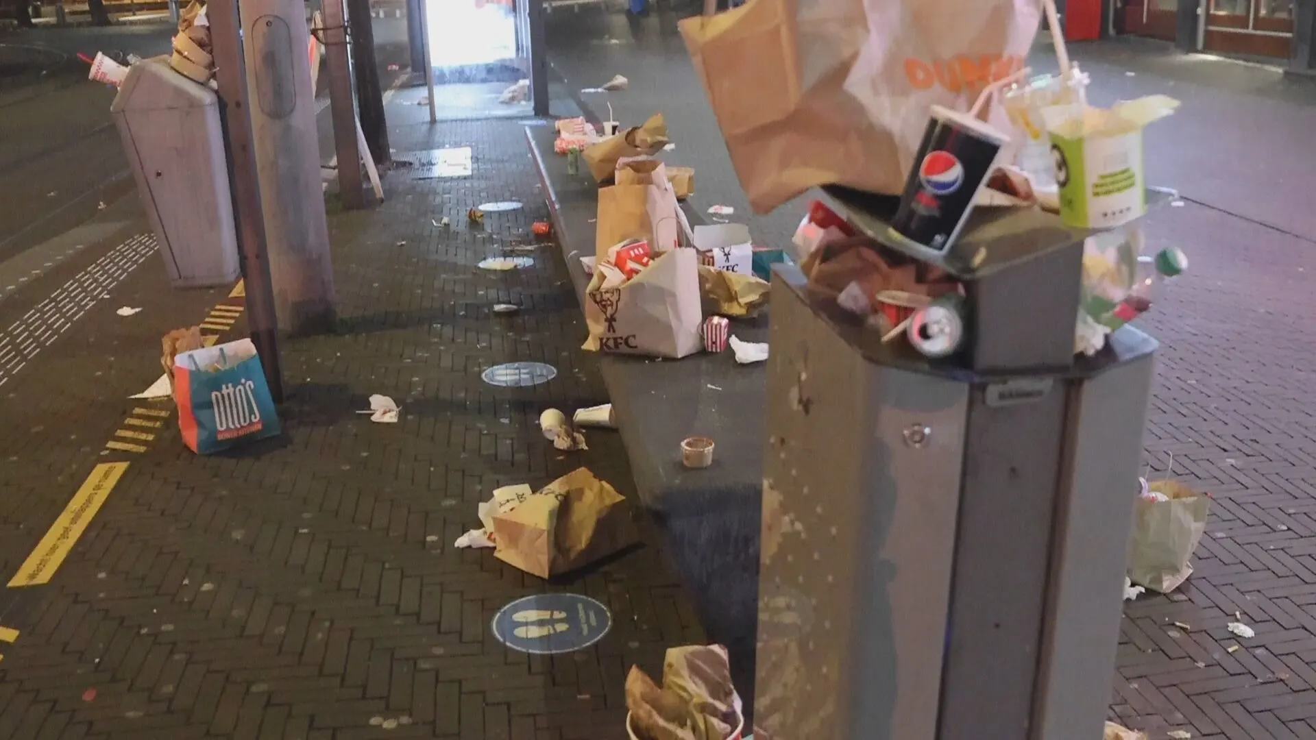 Puinhoop in Haagse binnenstad na Black Friday-gekte: 'Lijkt wel een vuilnisbelt'