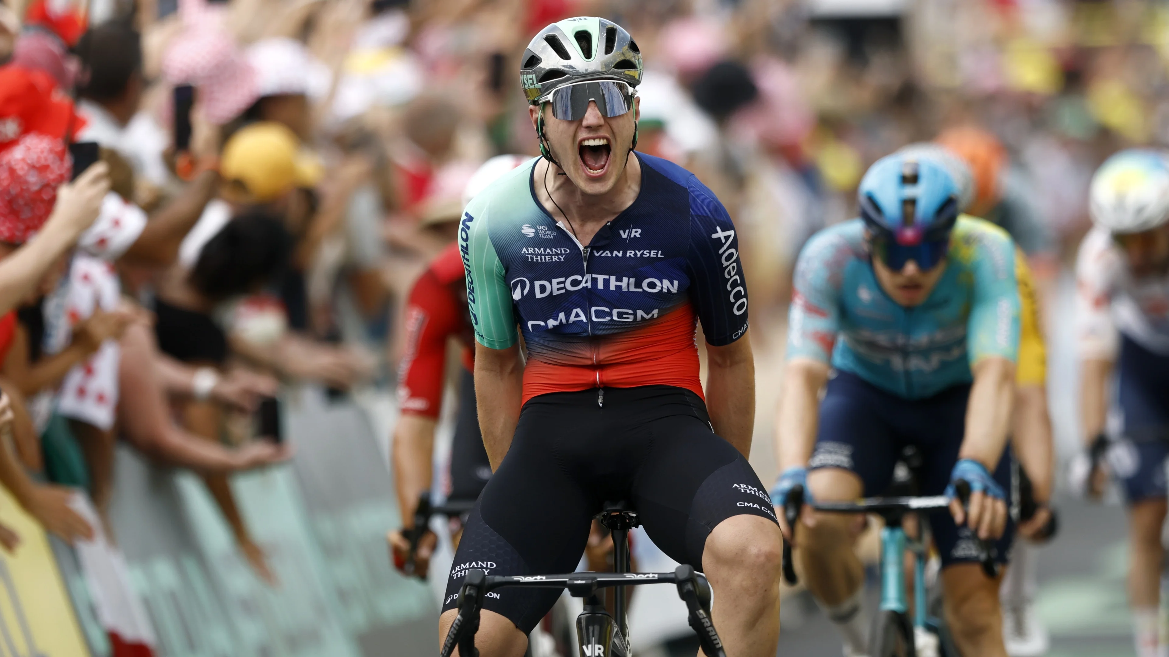Olav Kooij sprint naar eerste Tourzege én eerste Nederlandse ritwinst