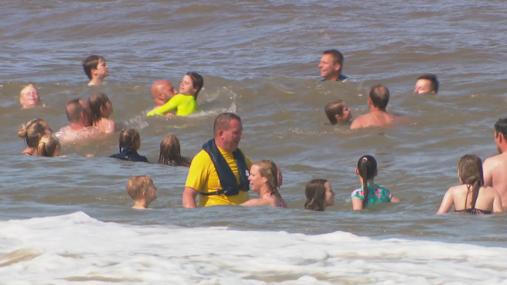 Zorgen om slachtoffers muien in tropische hitte: jeugd getraind over gevaar op zee