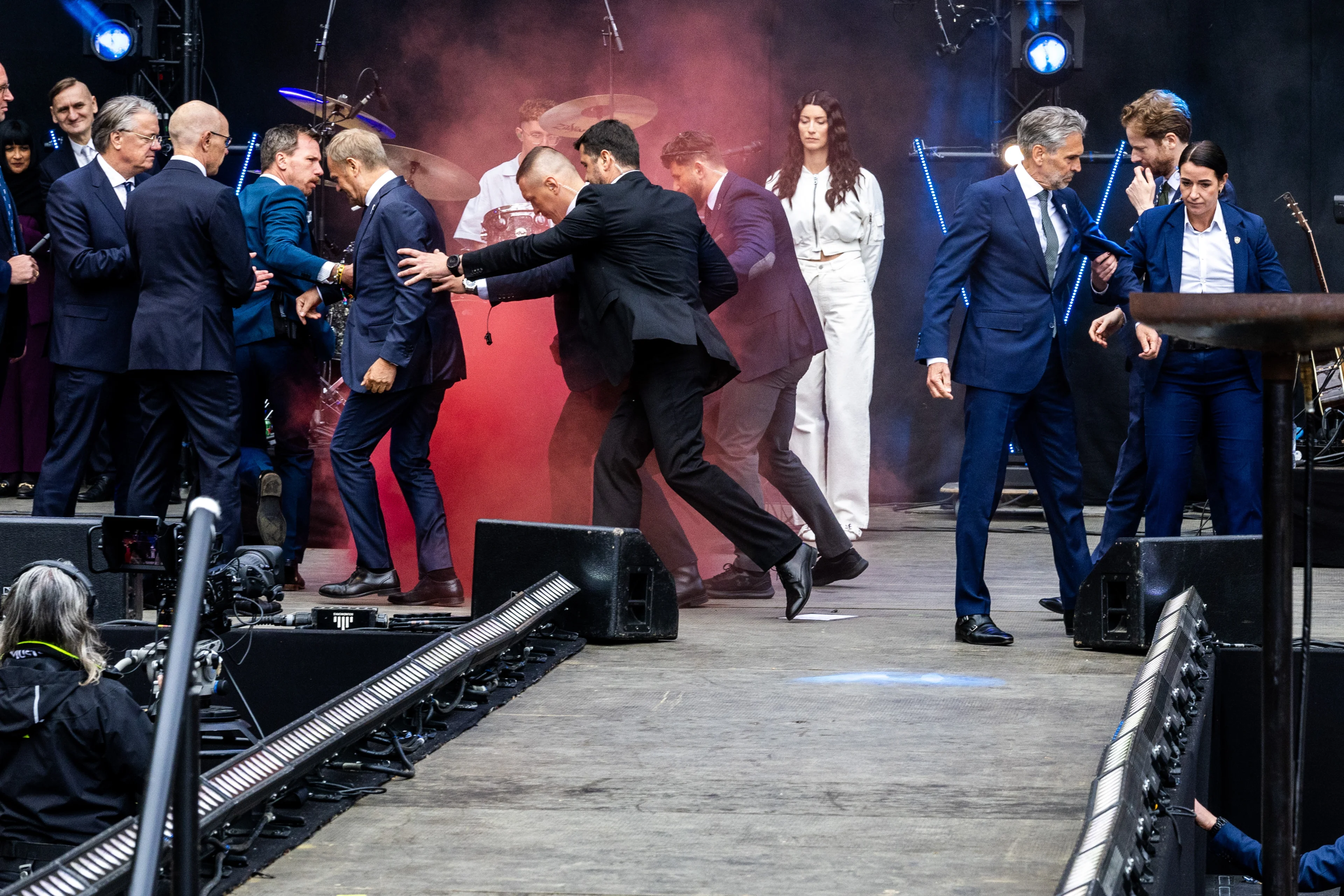 Van Weel vindt dat politie goed handelde na rookbom op podium