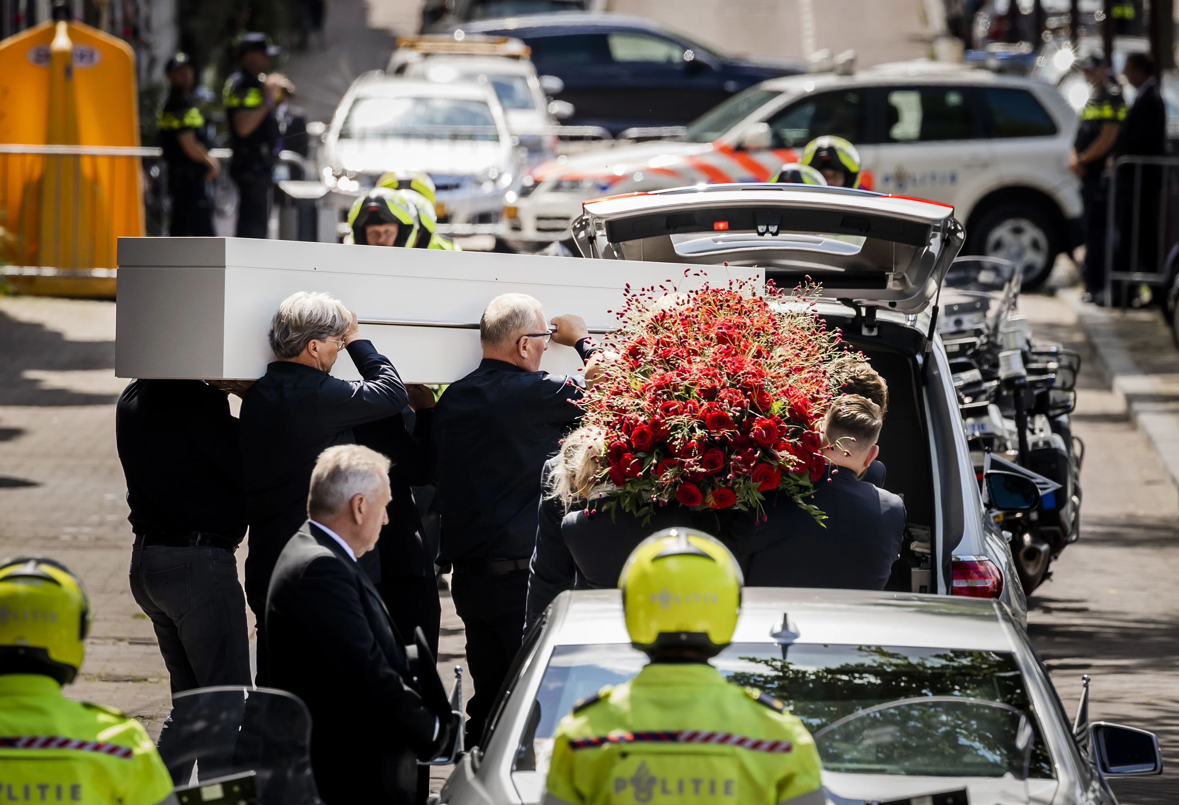 Kist met lichaam Peter R. de Vries is uit Carré gedragen