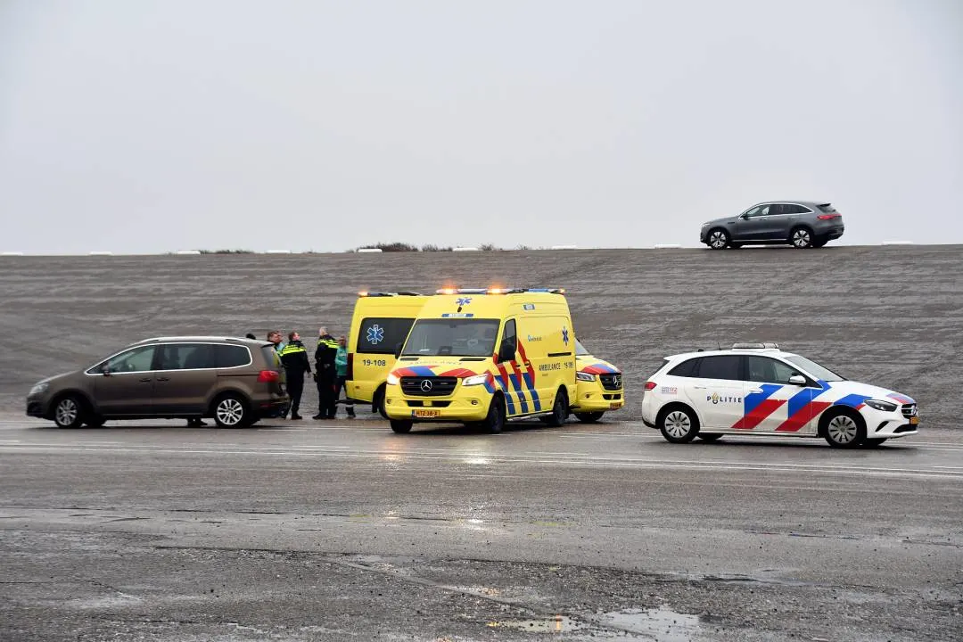 Vrouw zwaargewond na val uit rijdende auto op Brouwersdam