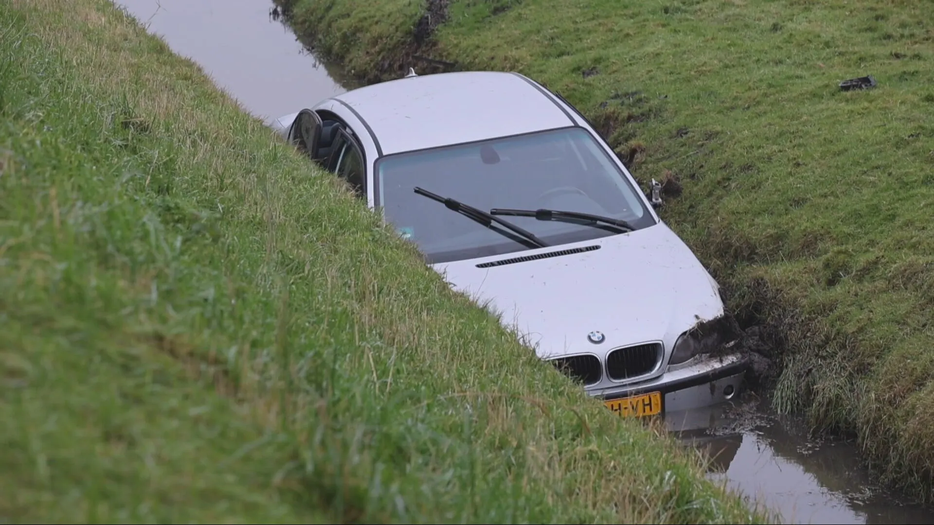 Bestuurder zonder rijbewijs verliest macht over het stuur en belandt in sloot