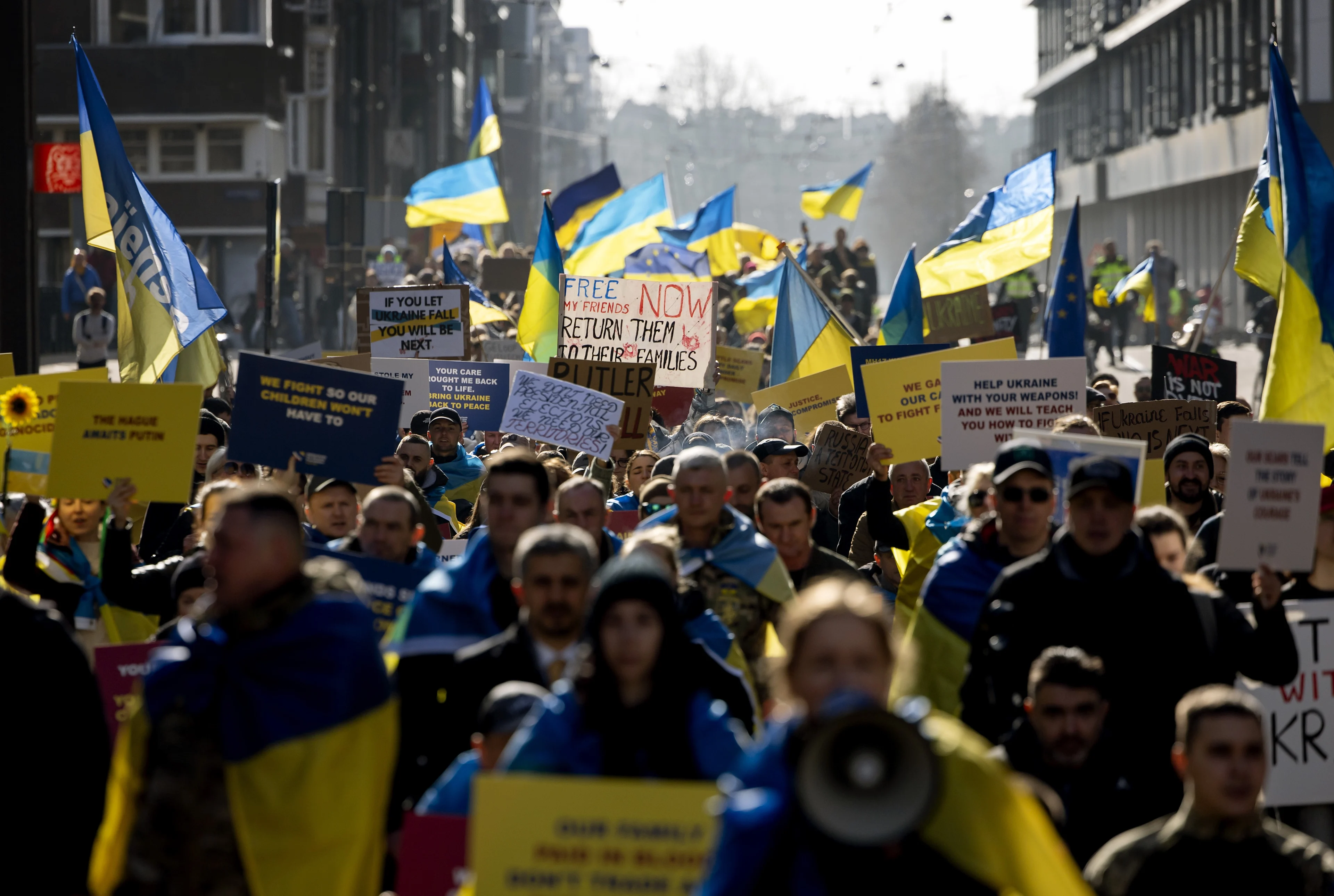 Honderden mensen herdenken oorlog in Oekraïne op Dam en in Utrecht