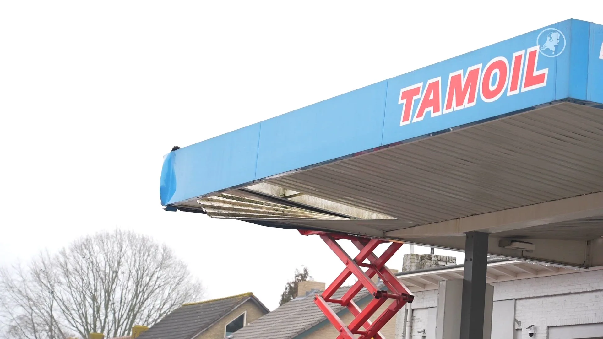 Man zakt door dak van tankstation en raakt zwaargewond