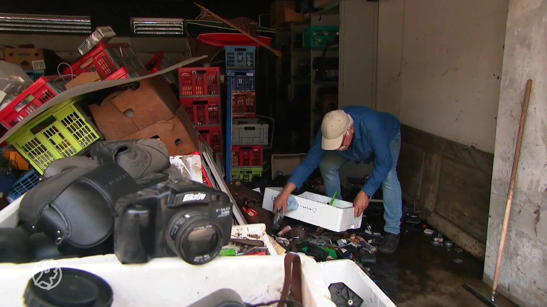 Jacob is zijn vintage camera's en oldtimer kwijt door overstroming in garagebox