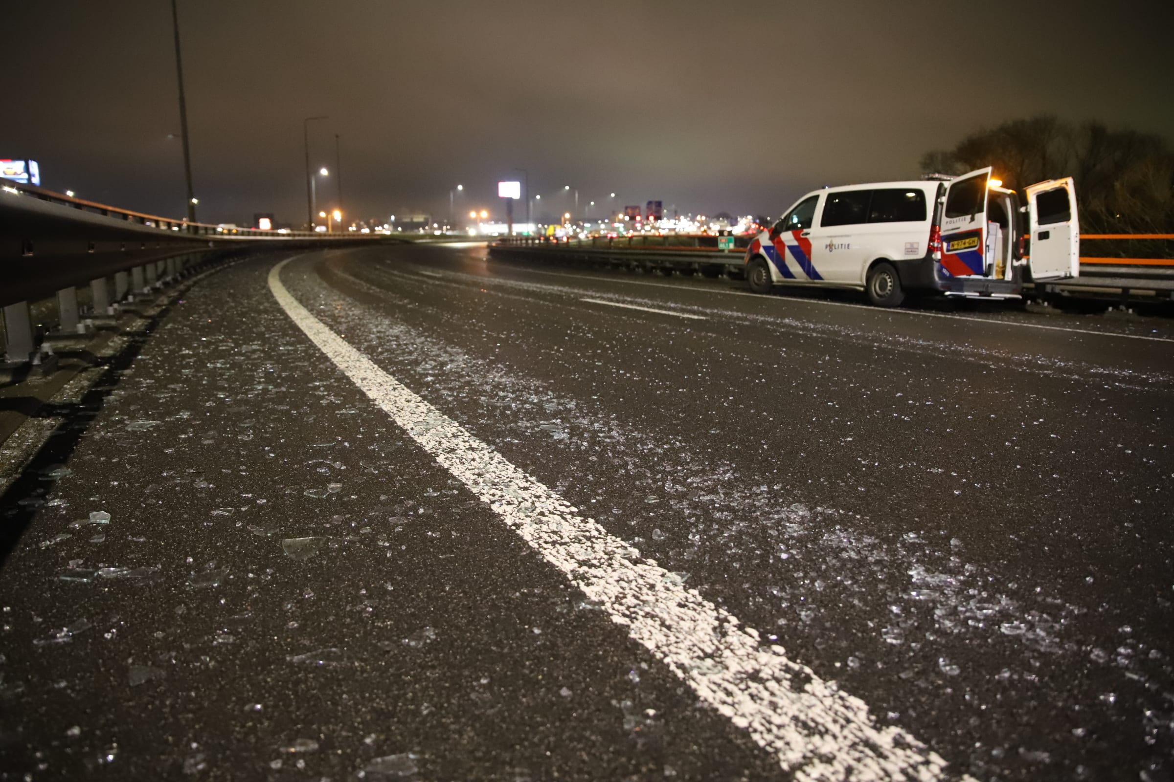 Raamzetter verliest glasplaten: lekke banden en ongelukken door duizenden glasscherven
