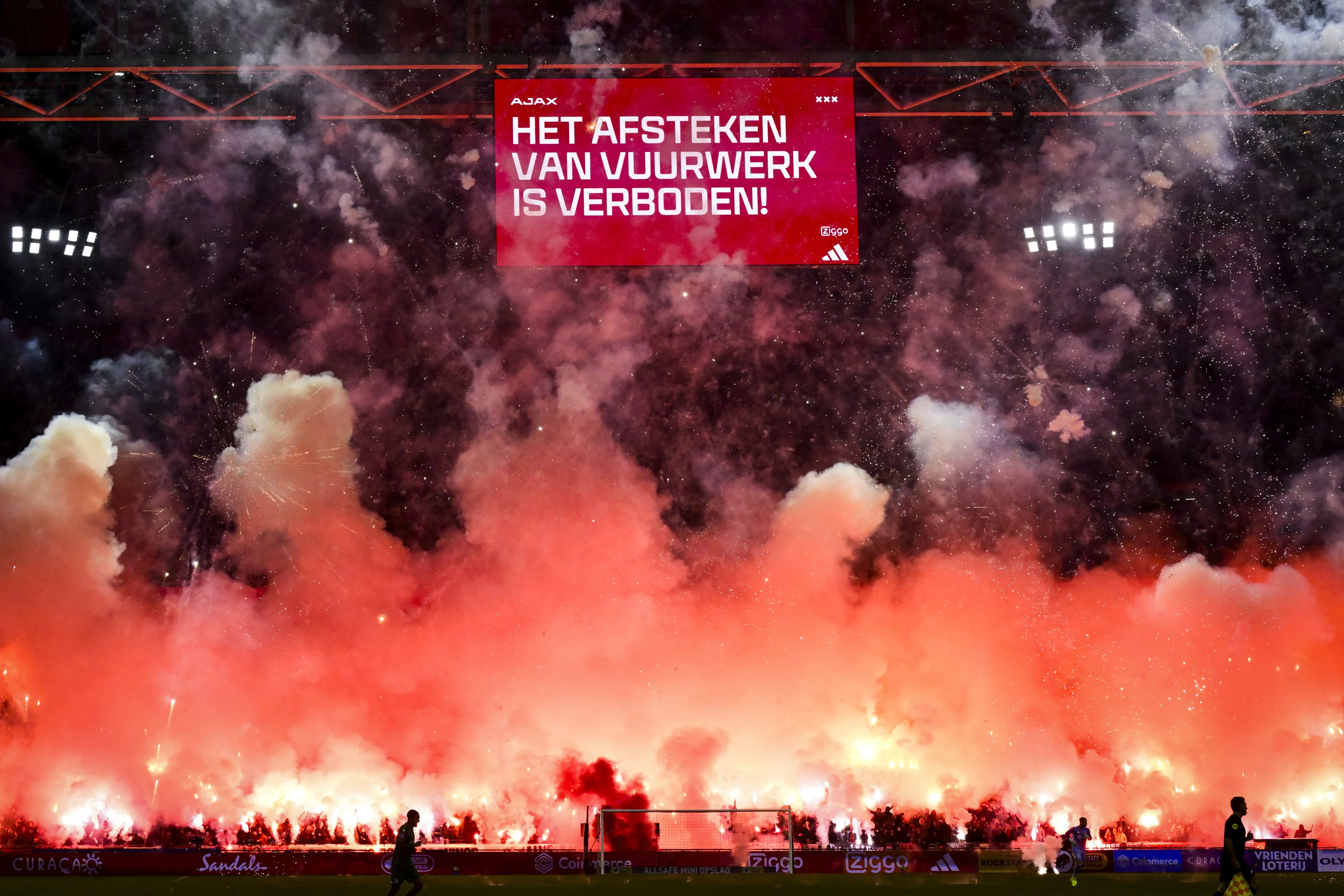ArenA doet aangifte na afsteken vuurwerk bij Ajax - FC Groningen