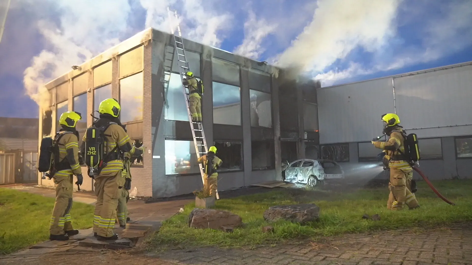 Grote brand nadat auto bedrijfspand binnenrijdt in Zwijndrecht