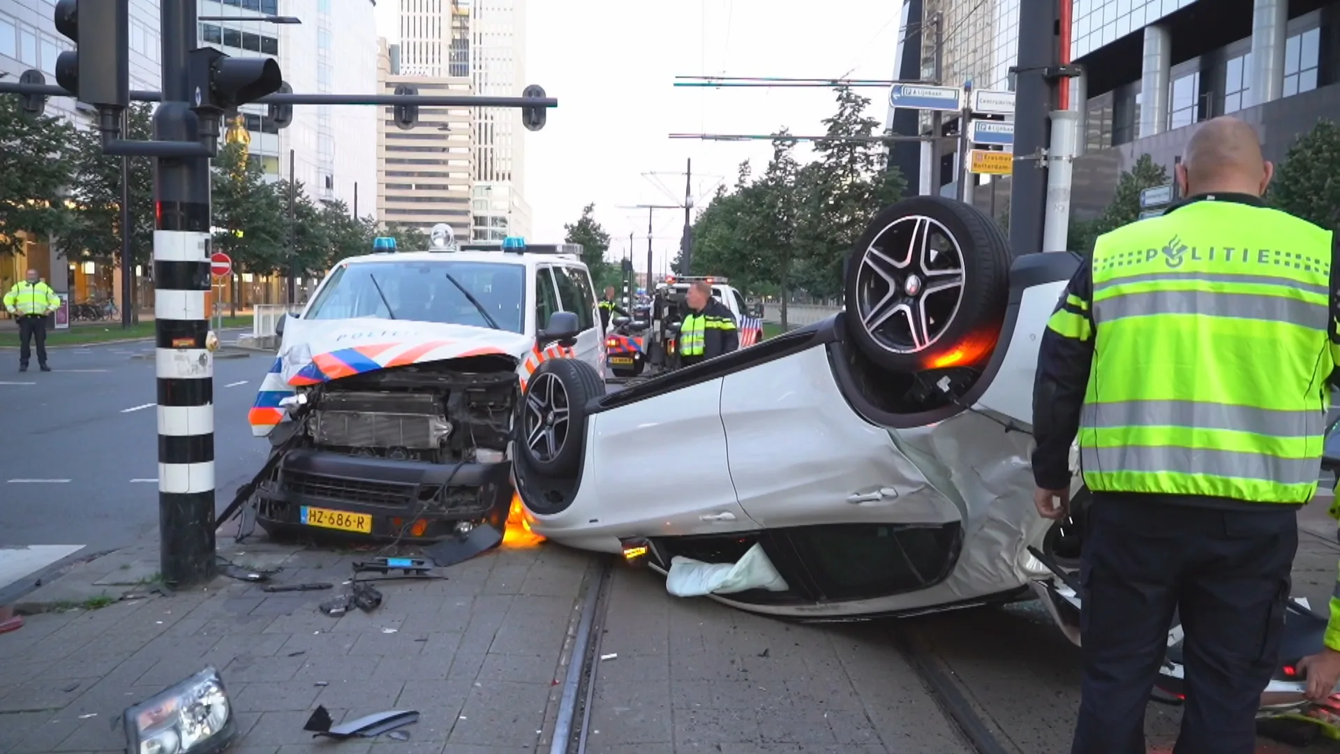 Vier gewonden bij crash met politiebus in Rotterdam