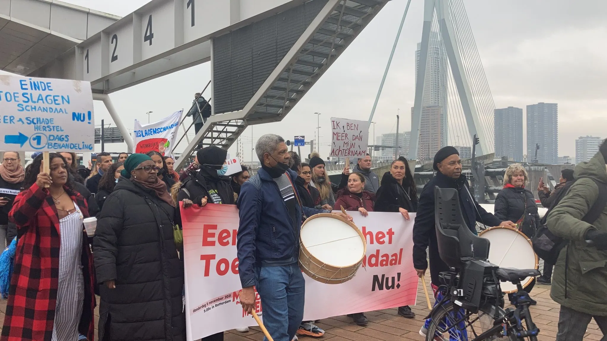 Toeslagenouders lopen 'Mars met de Moeders’ richting kantoor Belastingdienst