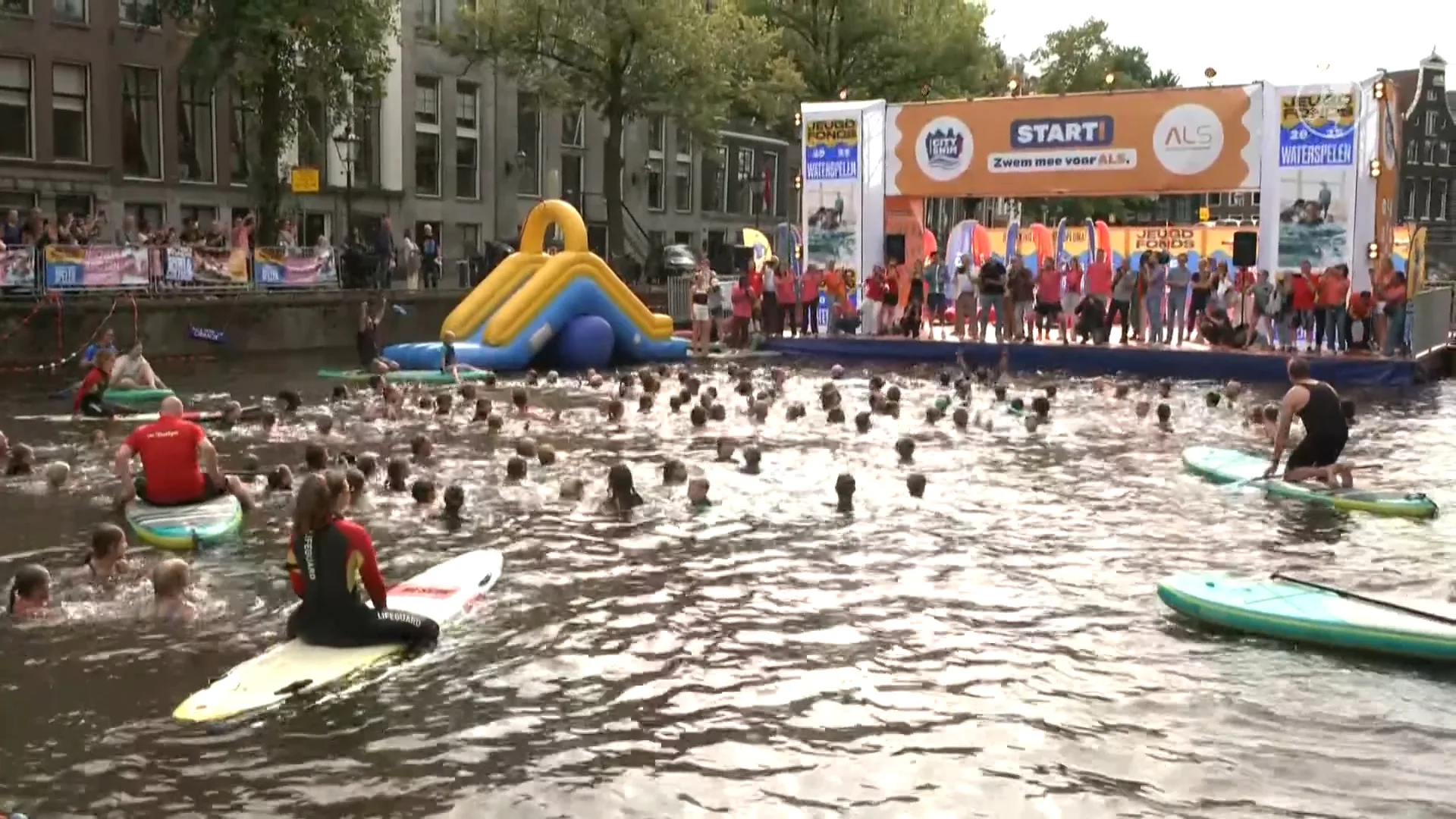 Wereldrecord watertrappelen in Amsterdam: 1411 deelnemers tegelijk het water in