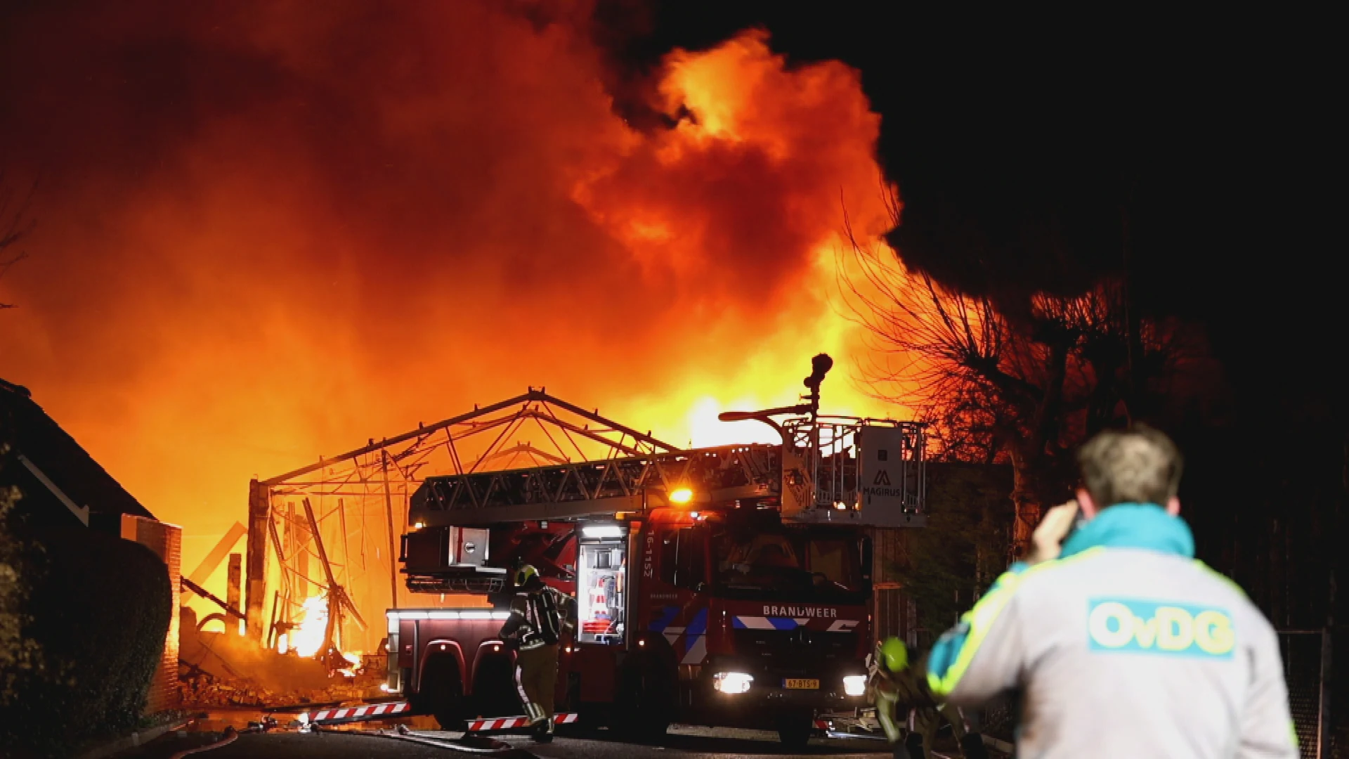 Grote uitslaande brand in opslagloods met matrassen in woonwijk Hillegom