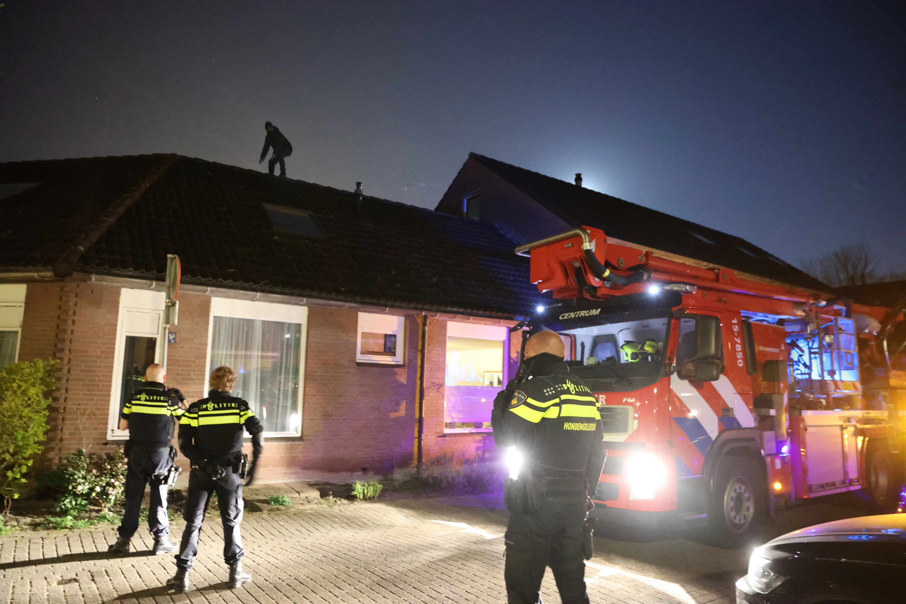 Inbreker wil zich niet overgeven en haalt halsbrekende toeren uit op dak in Wateringen 