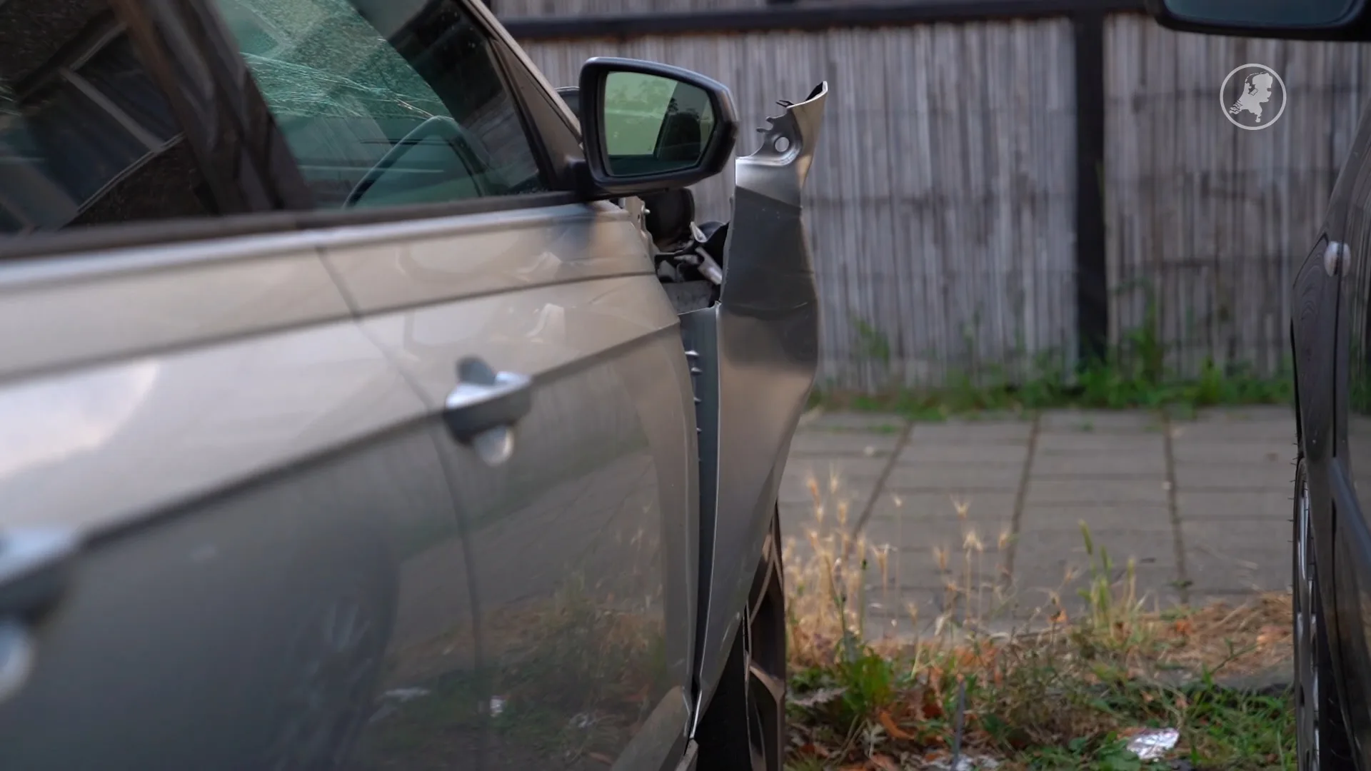 Explosie beschadigt auto van dakdekker in Den Bosch