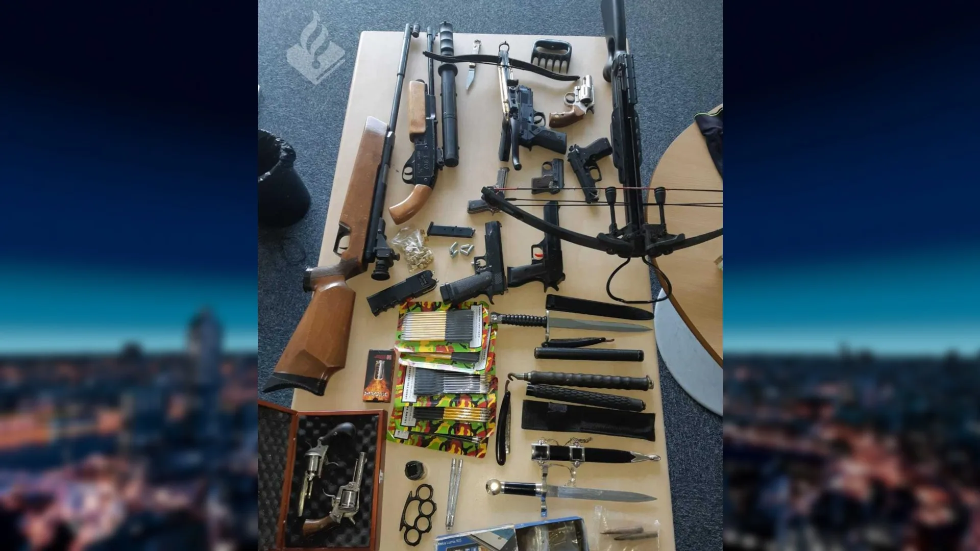 Grote lading wapens en drugs gevonden in huis Sint Anthonis, man valt politie aan