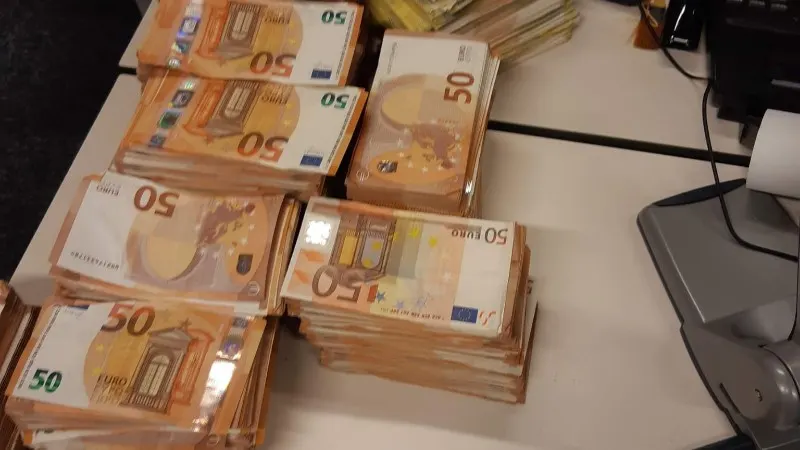 Megaklapper: Rotterdamse politie vindt 8 miljoen euro aan cash in huis