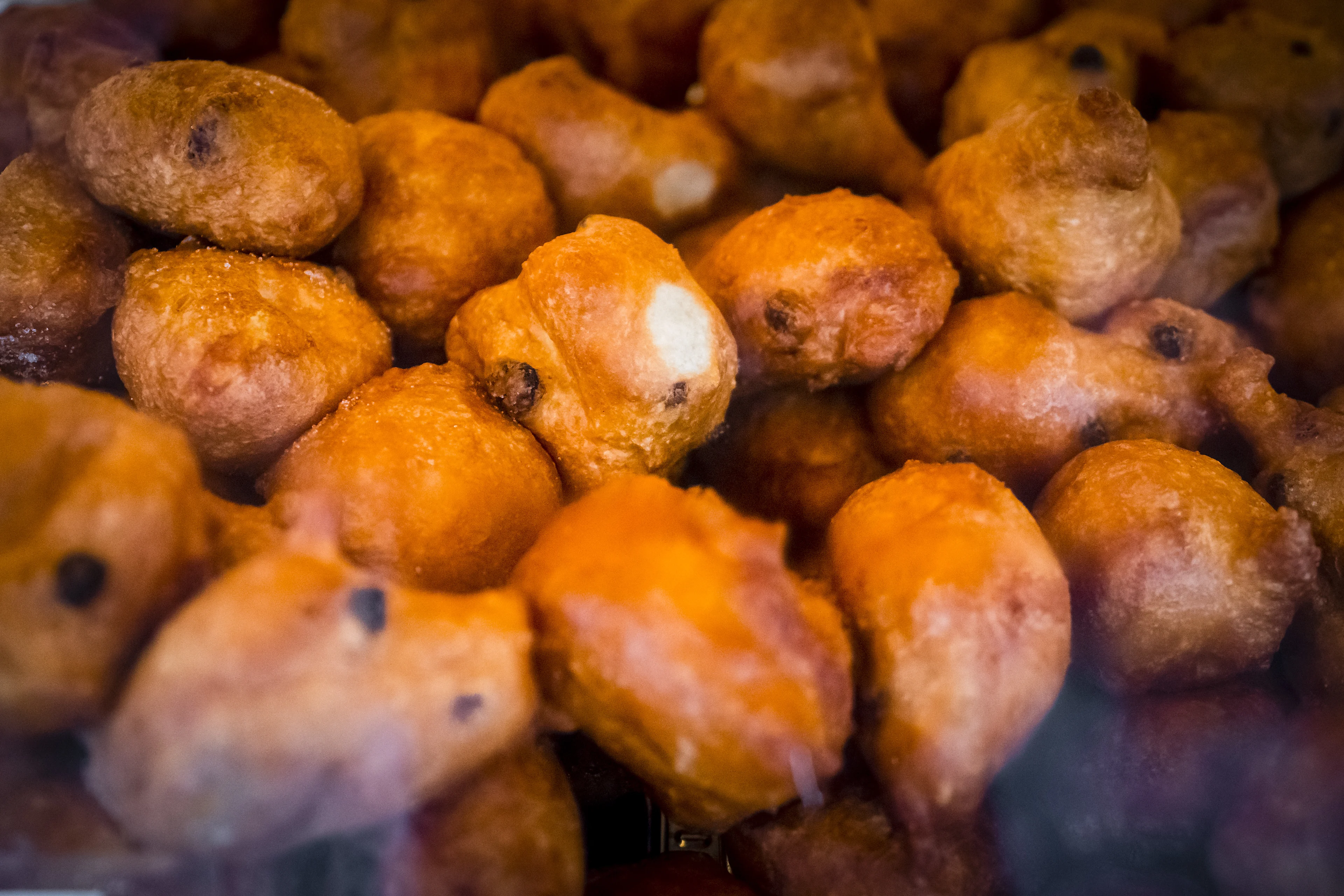 Koopmans 'vergist' zich bij productie oliebollenbakmix, resultaat: keiharde ballen