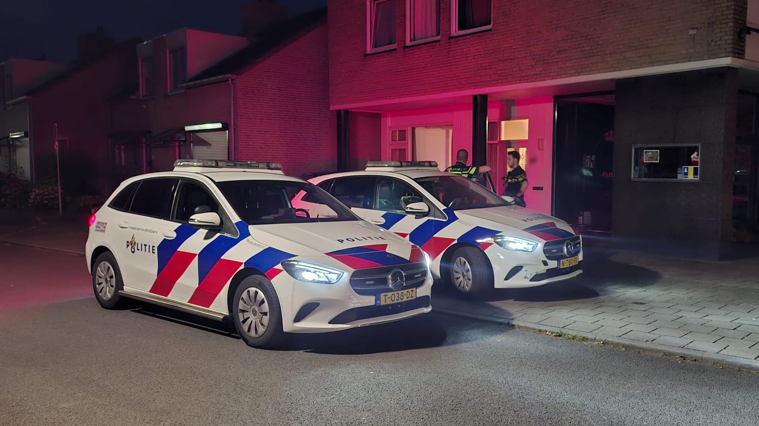 Vrouw plots aangevallen en gestoken op straat in Belfeld, raakt ernstig gewond