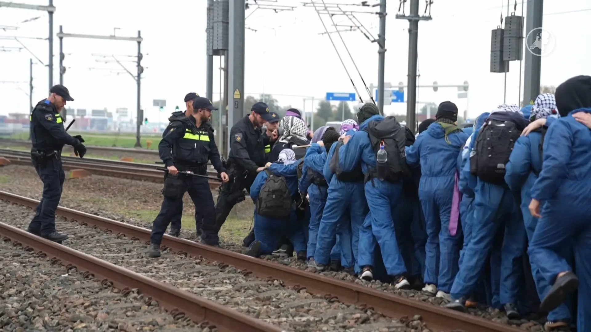 Agent gewond geraakt bij spoorbezetting Rotterdam, ruim 300 aanhoudingen