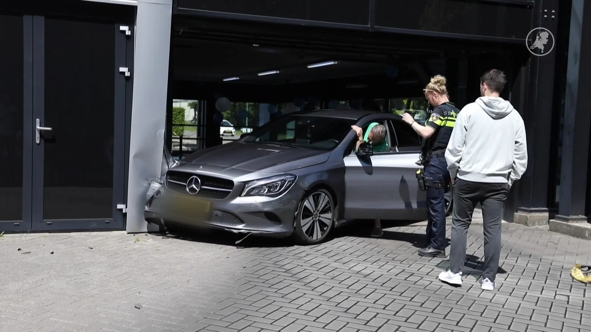 Chaos in carwash: auto slipt na schrikreactie bestuurster