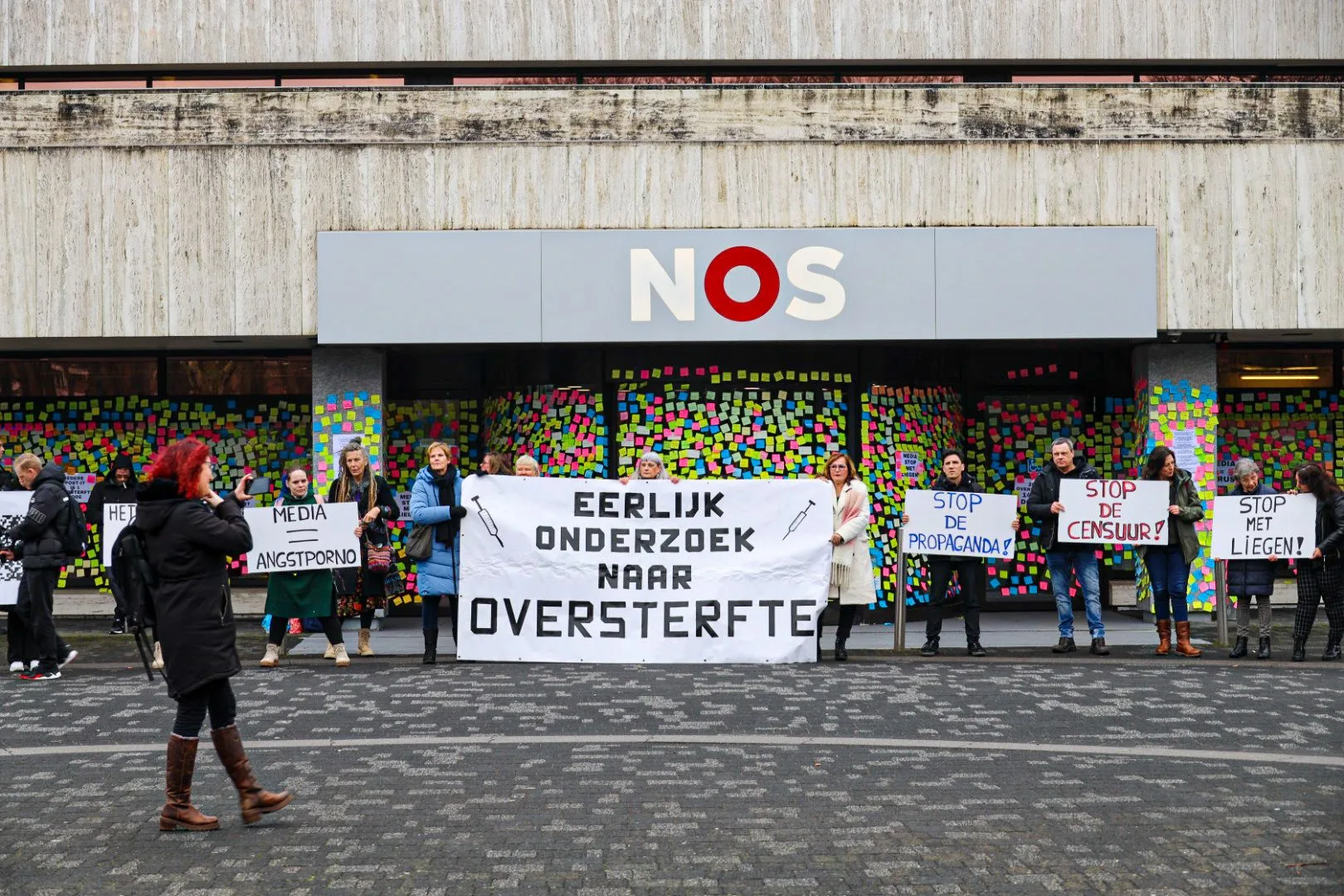 NOS-gebouw op Media Park beplakt met 14.445 Post-its: 'Eerlijk onderzoek naar oversterfte'