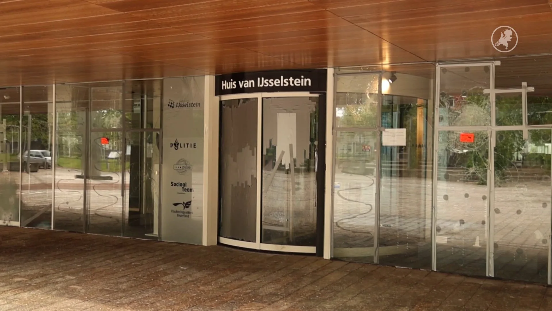 Vernielingen bij gemeentehuis en theater in IJsselstein