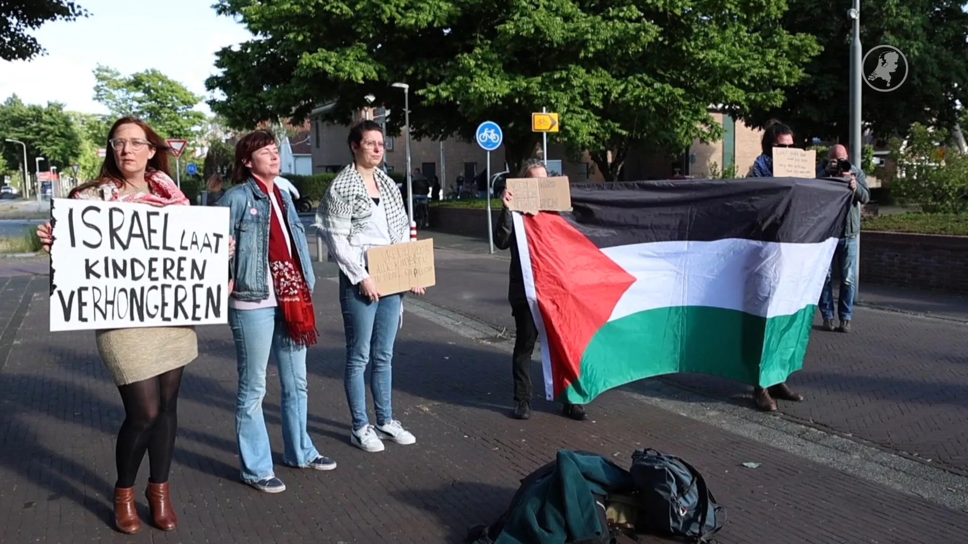 Demonstranten bekogeld met hondenpoep in Katwijk